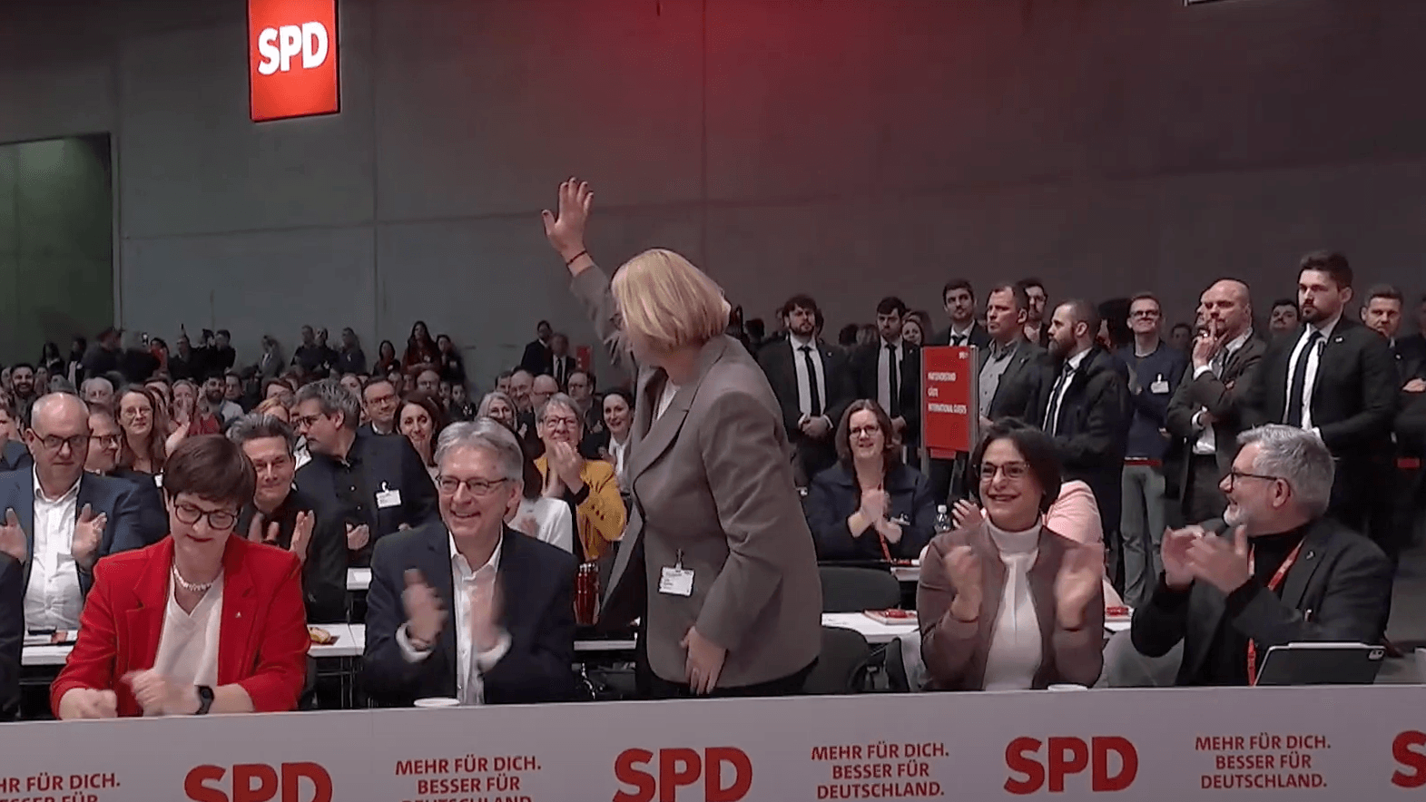 Szene vom Parteitag im Januar: Rehlinger (M.) wird von ihren SPD-Vorstandskollegen Achim Post (2.v.l.), Serpil Midyatli (2.v.r.) und Dietmar Nietan (r.) bejubelt. Saskia Esken (l.) schaut weniger begeistert.