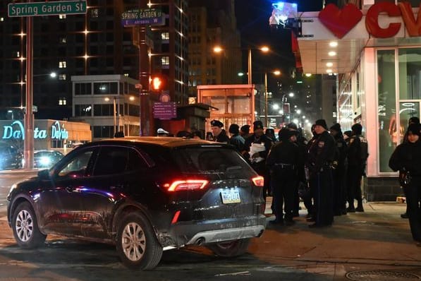 Unfall in Philadelphia: Ein Auto fuhr in Fans, die Polizei ist vor Ort.