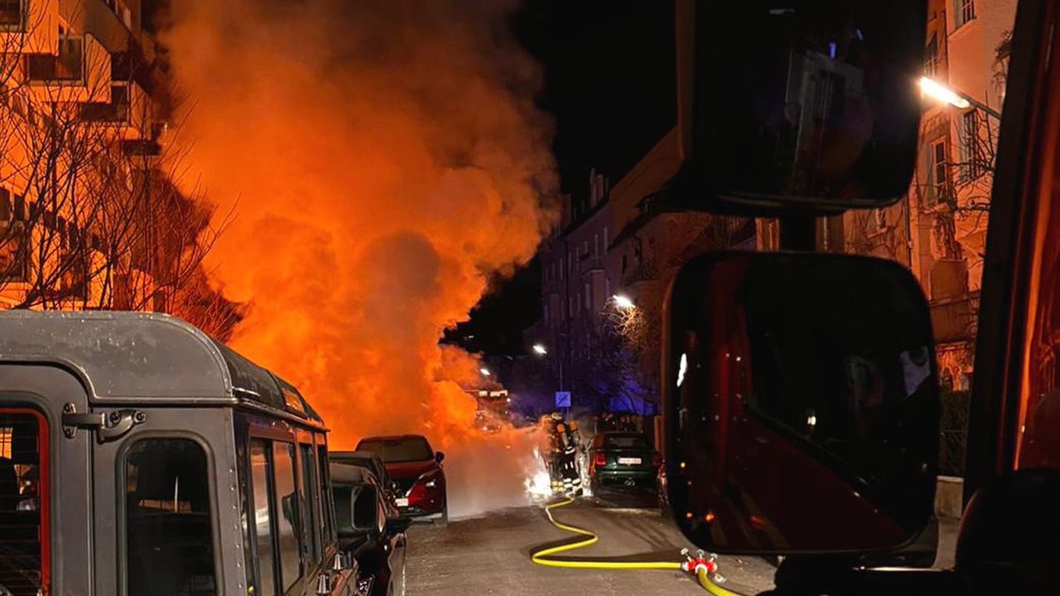 Meterhoch schlugen die Flammen am frühen Samstagmorgen in den Nachthimmel: Die Polizei hat ihre Ermittlungen aufgenommen.