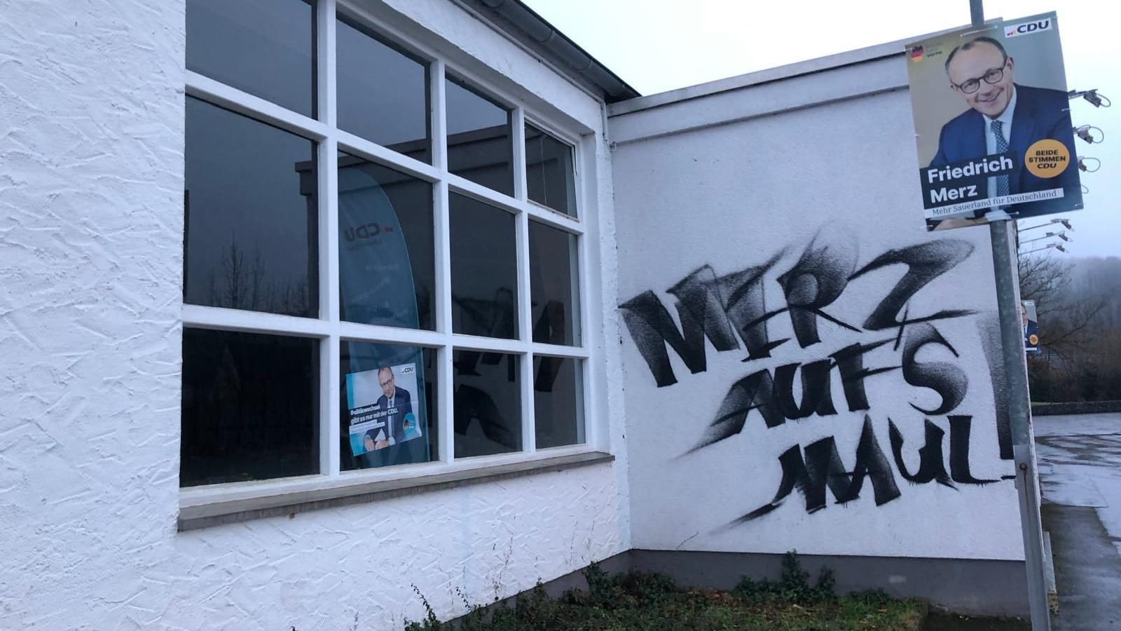 "Merz aufs Maul": CDU vermutet Linksradikale hinter der Tat.