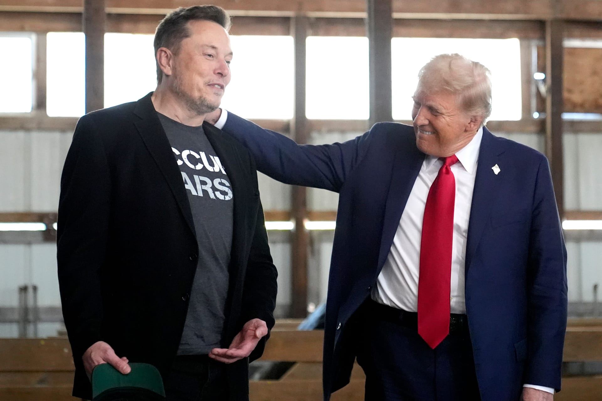 Elon Musk und Donald Trump (Archivfoto): Der Tech-Millionär gilt als einflussreicher Unterstützer des neuen US-Präsidenten.