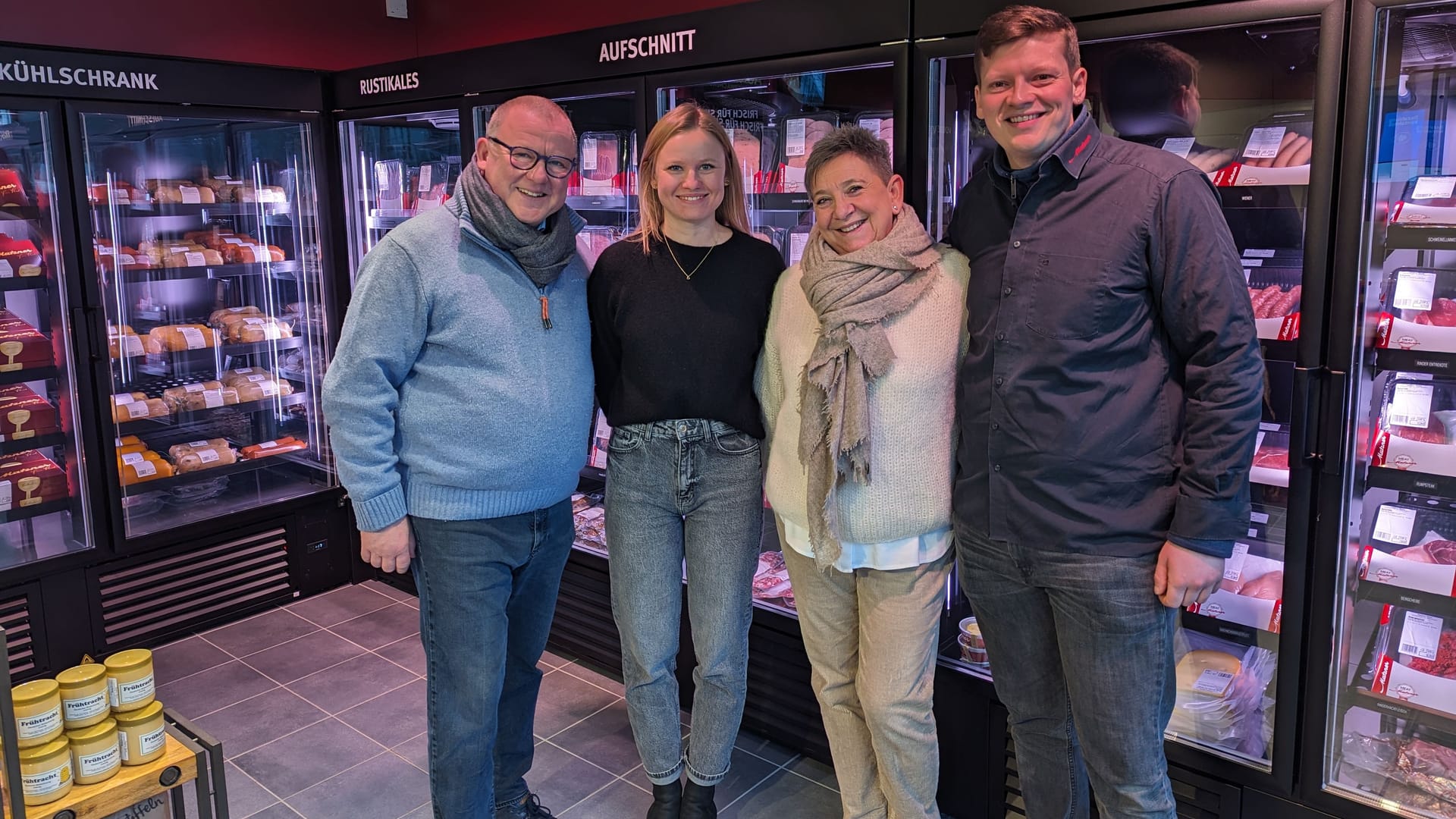 Metzgerei-Chef Thomas Matzner (links) mit seiner Frau Nicole (2.v.r.), Tochter Magali und Mitarbeiter Max Zander in der ersten Düsseldorfer Selbstbedienungs-Metzgerei.