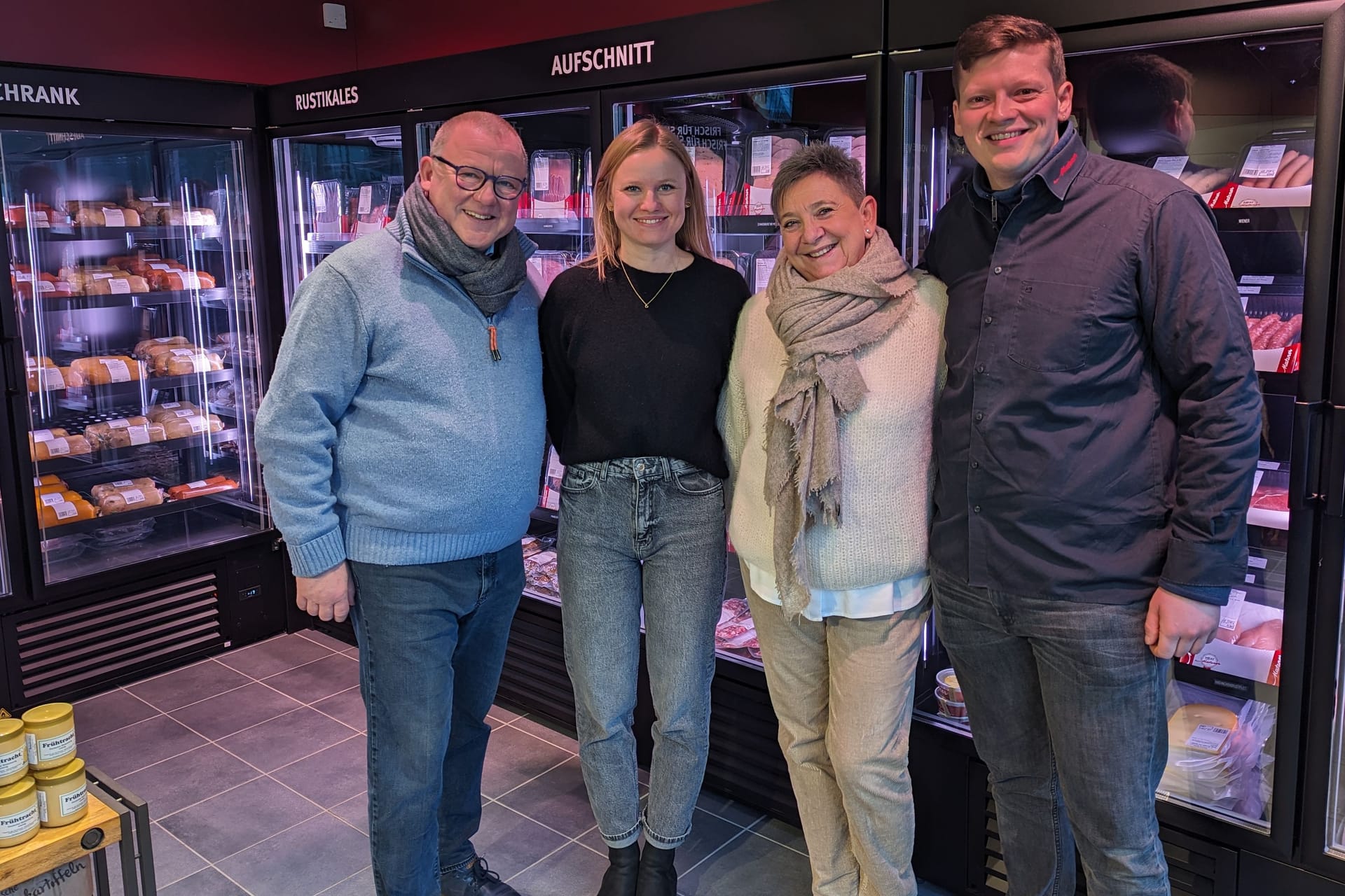 Metzgerei-Chef Thomas Matzner (links) mit seiner Frau Nicole (2.v.r.), Tochter Magali und Mitarbeiter Max Zander in der ersten Düsseldorfer Selbstbedienungs-Metzgerei.