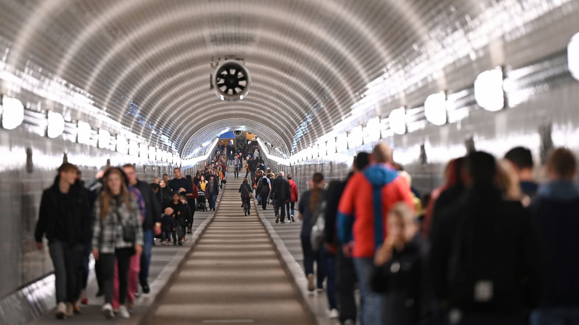 Spaziergänger im Alten Elbtunnel (Symbolfoto): Ab Montagmorgen darf hier niemand lang.