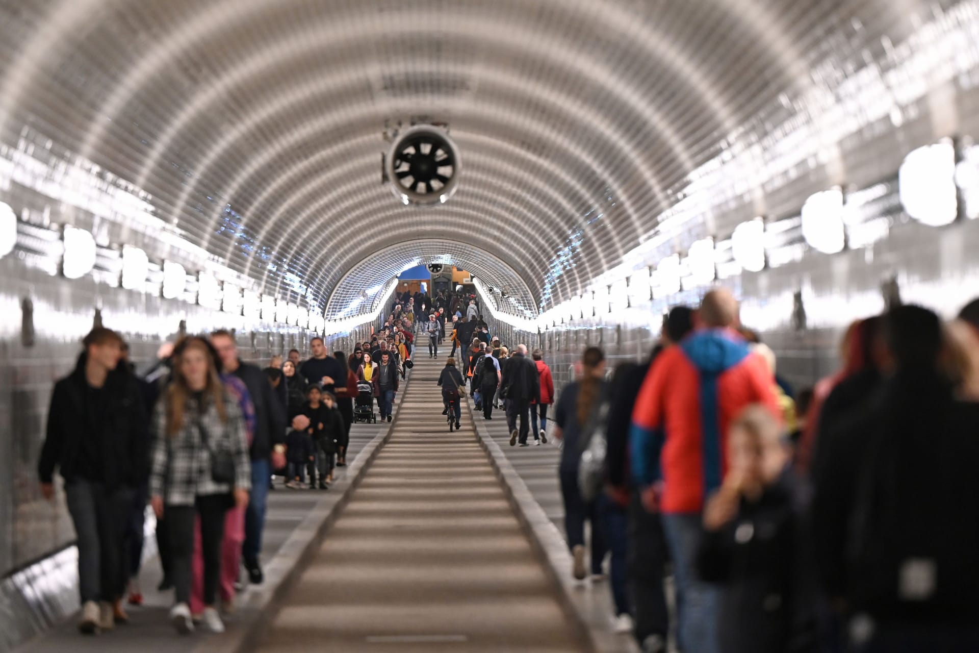 Spaziergänger im Alten Elbtunnel (Symbolfoto): Ab Montagmorgen darf hier niemand lang.