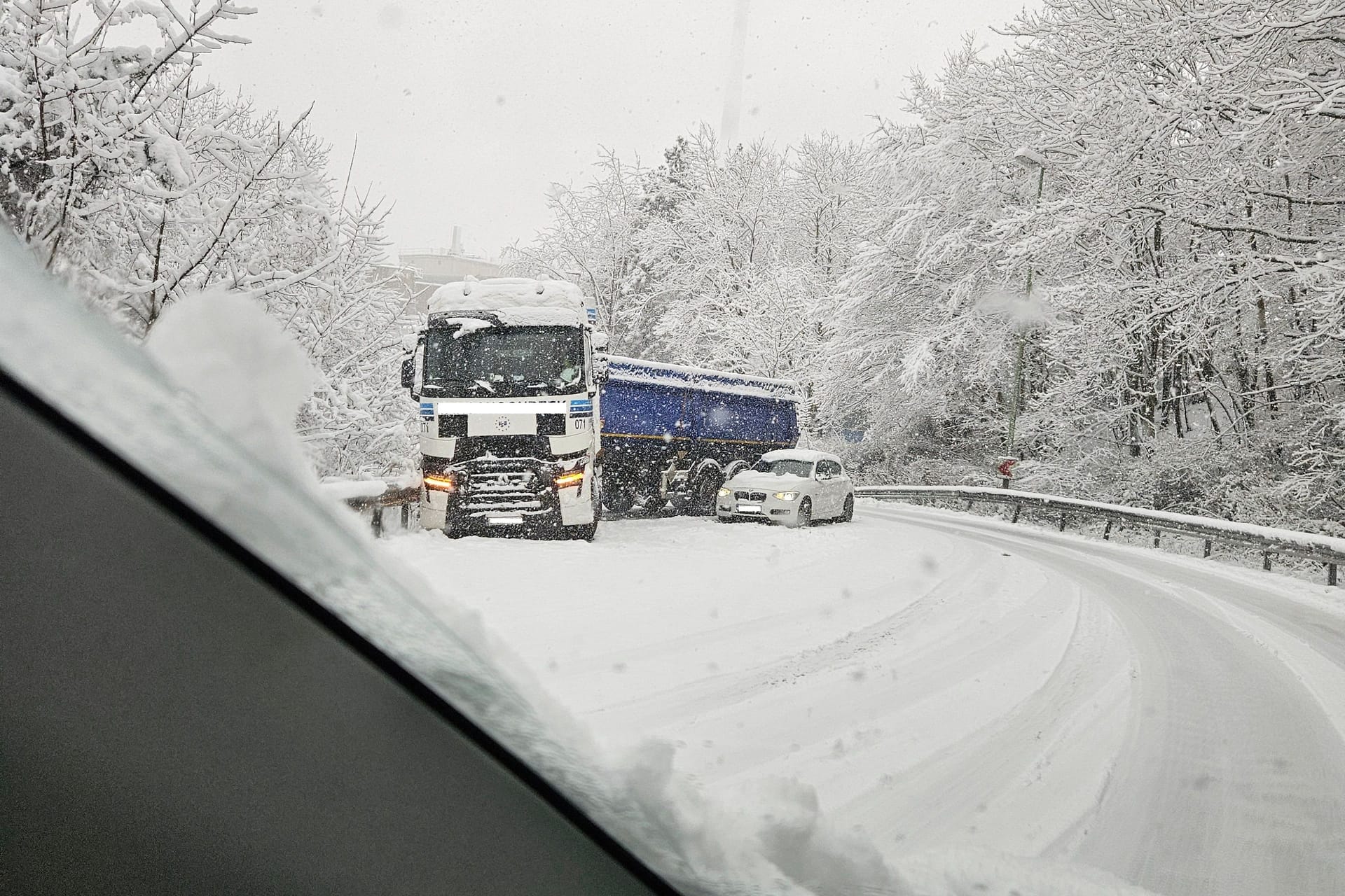 Ein Lkw steht zwischen Eschweiler und Stolberg quer auf der Straße.