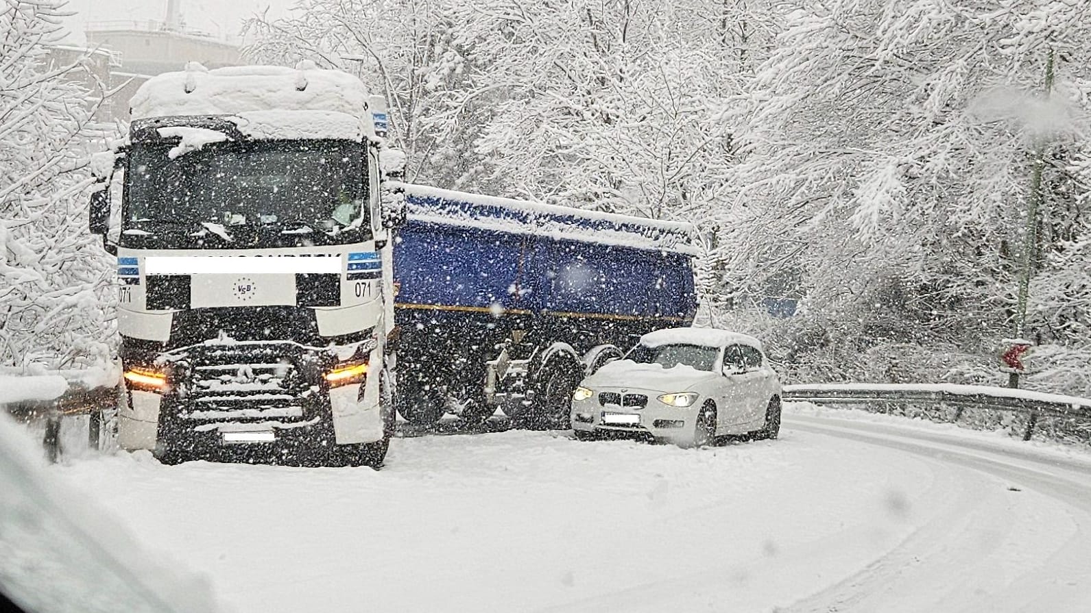 Ein Lkw steht zwischen Eschweiler und Stolberg quer auf der Straße.