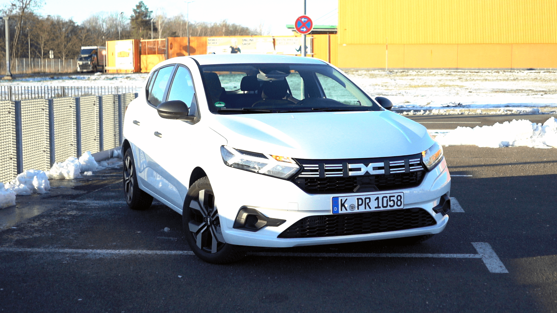 Einmal mit ohne, bitte: Der Testwagen fuhr in der Basisvariante vor. Einzige Extras: Leichtmetallfelgen und die kleine Antenne.