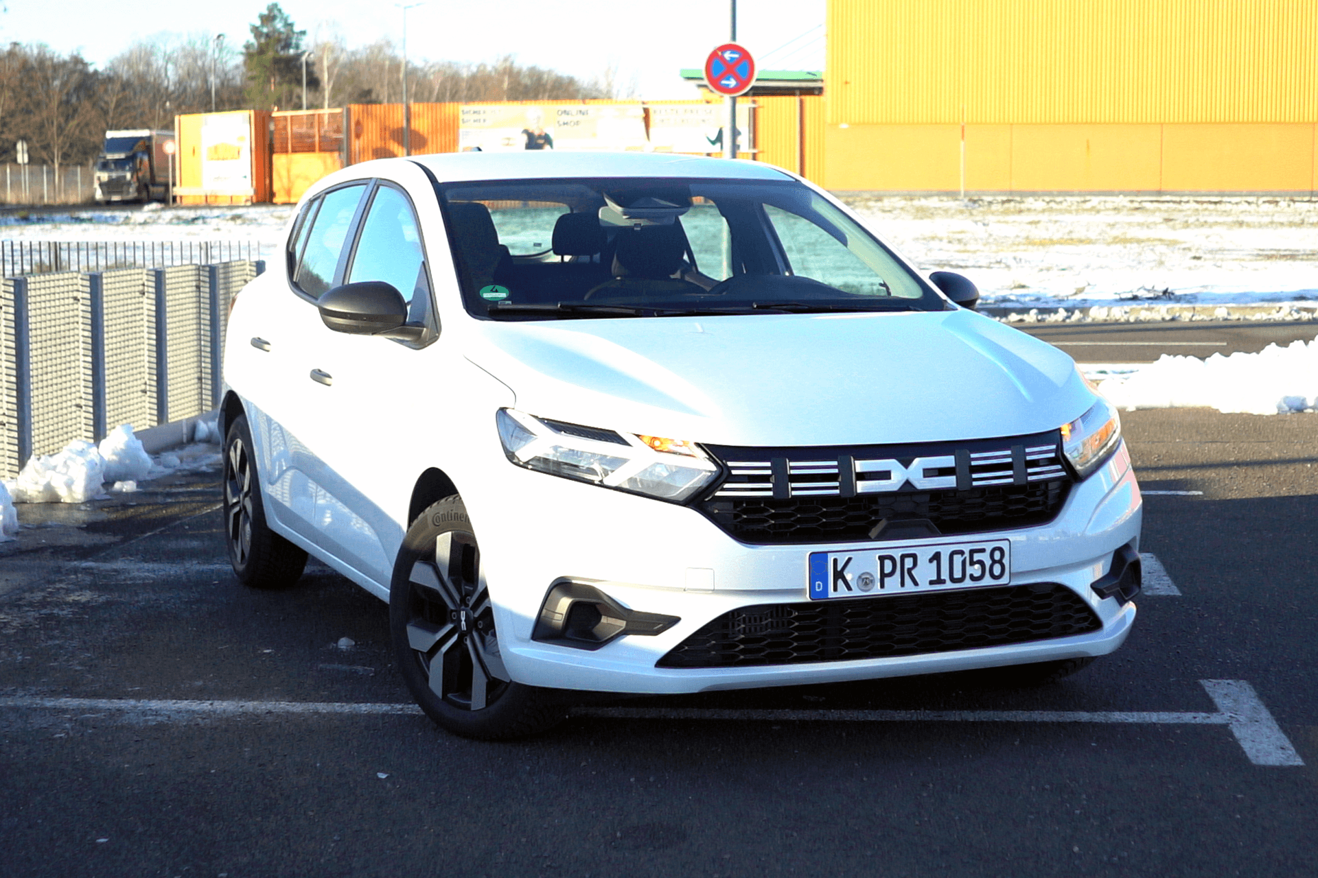 Einmal mit ohne, bitte: Der Testwagen fuhr in der Basisvariante vor. Einzige Extras: Leichtmetallfelgen und die kleine Antenne.