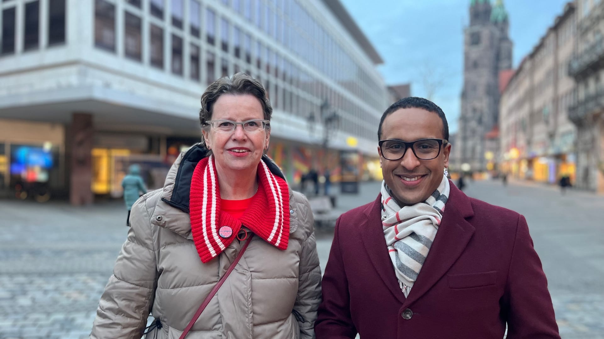 Christine Kayser und Nasser Ahmed vor dem Kaufhof: Sie wollen einen "Genussmarkt" darin unterbringen.