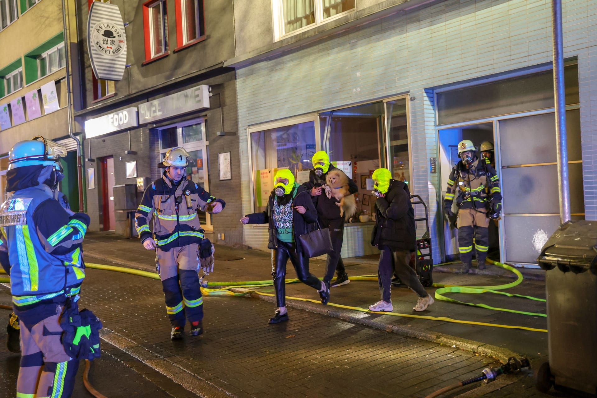 Bei einem Wohnungsbrand konnte die Essener Feuerwehr vier Personen in letzter Sekunde befreien.