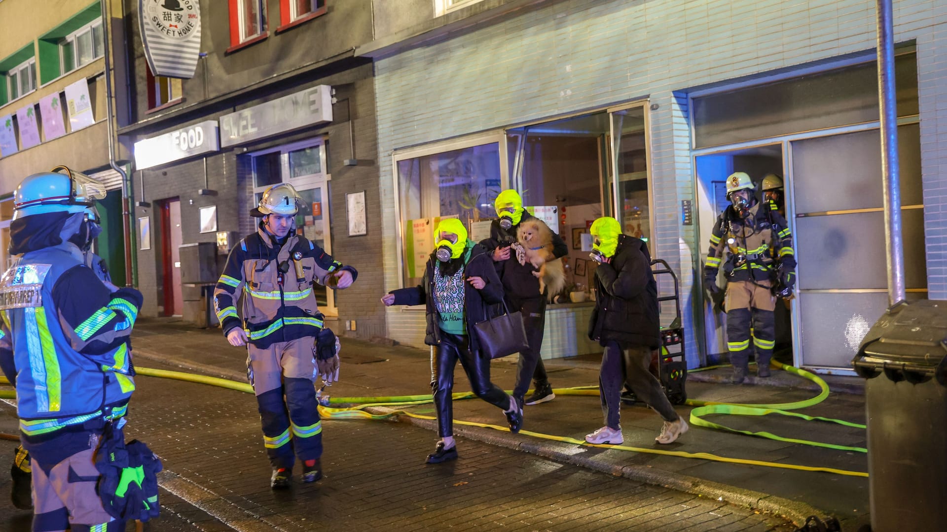 Bei einem Wohnungsbrand konnte die Essener Feuerwehr vier Personen in letzter Sekunde befreien.