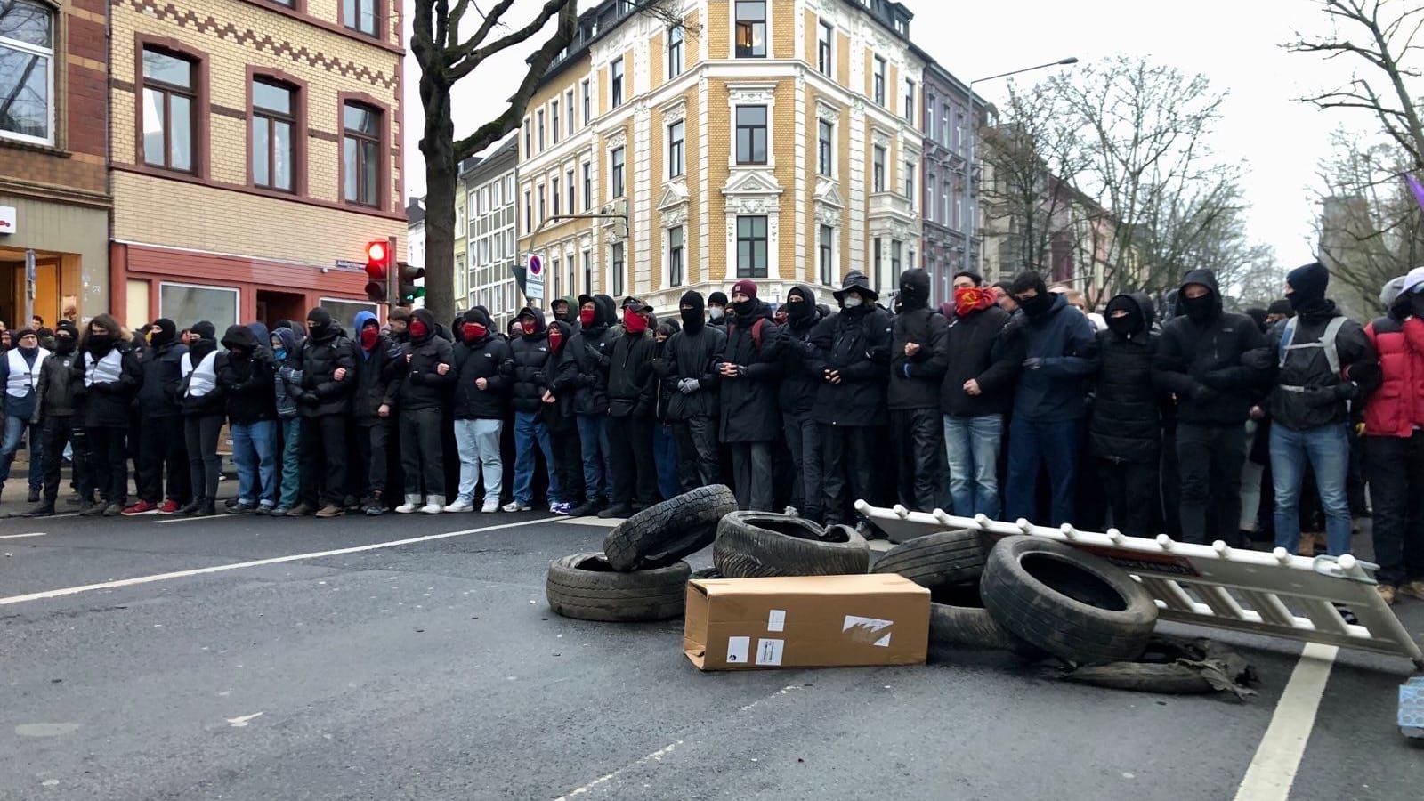 Der Aufmarsch der Neonazis kommt zum Stehen: Gegendemonstranten blockieren alle Straßenzüge.