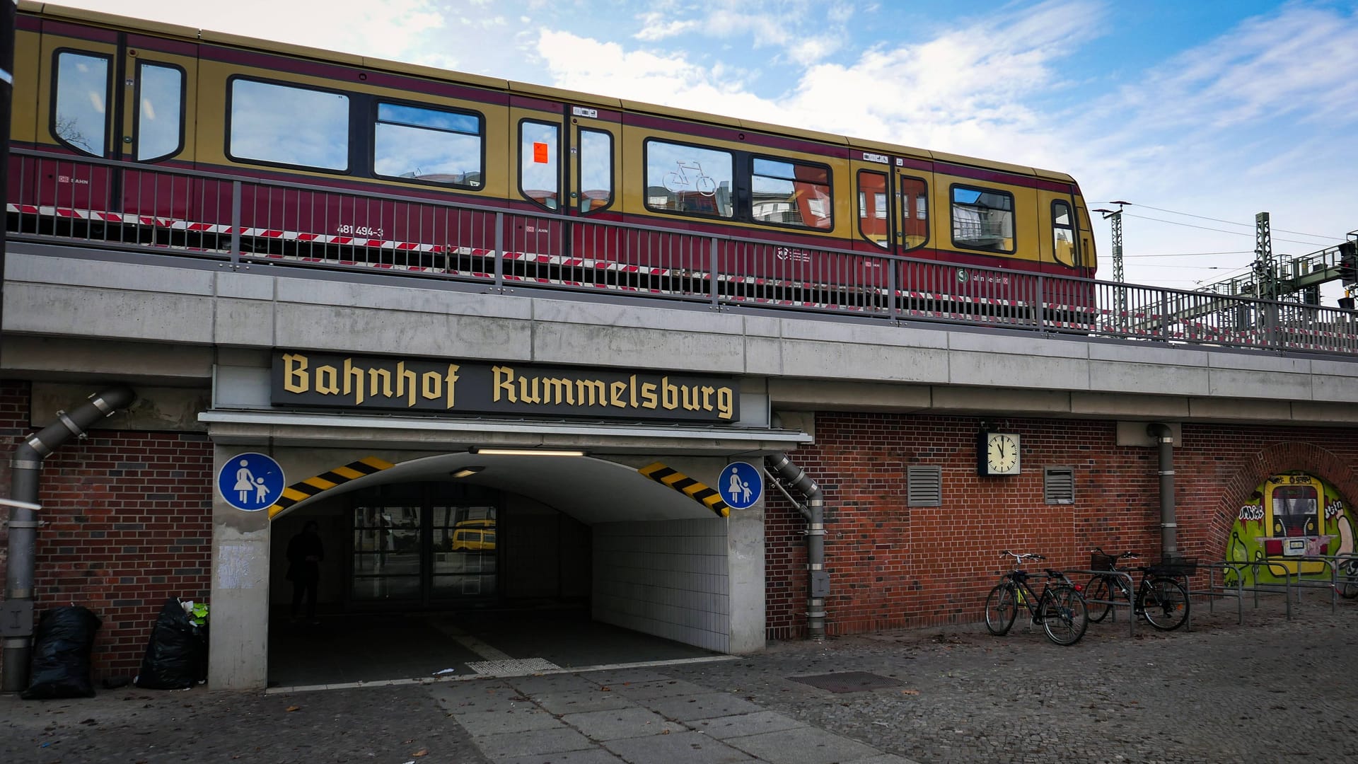 Bahnhof Rummelsburg (Archivbild): Ein Mann ist hier auf die Gleise geraten.