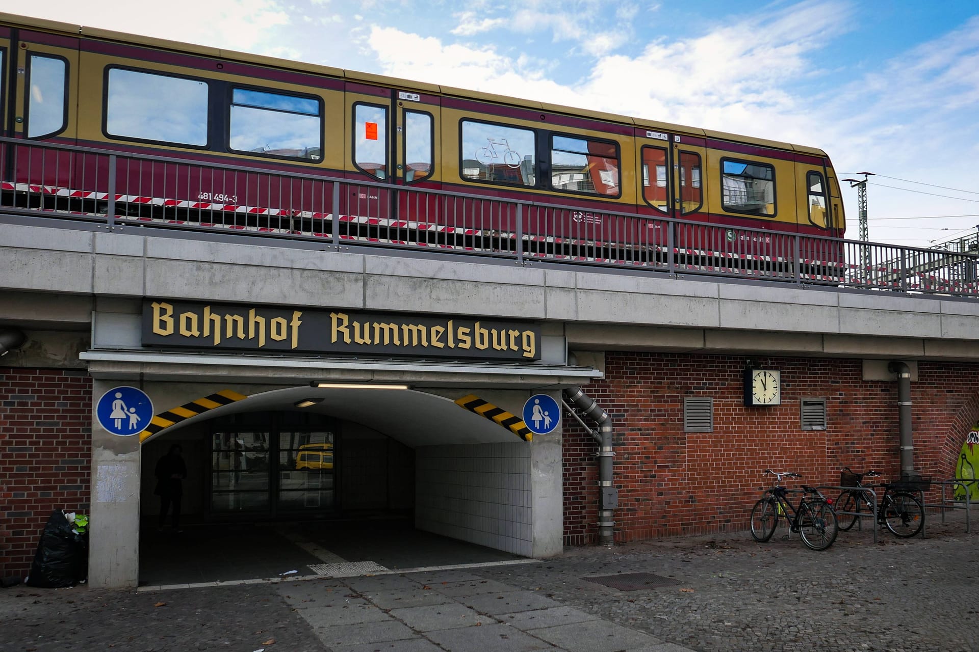 Bahnhof Rummelsburg (Archivbild): Ein Mann ist hier auf die Gleise geraten.