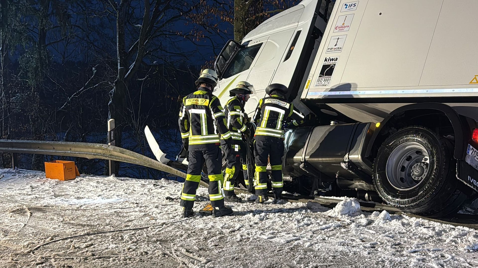 Unfall in Bayern - Lastwagen fliegt aus Kurve