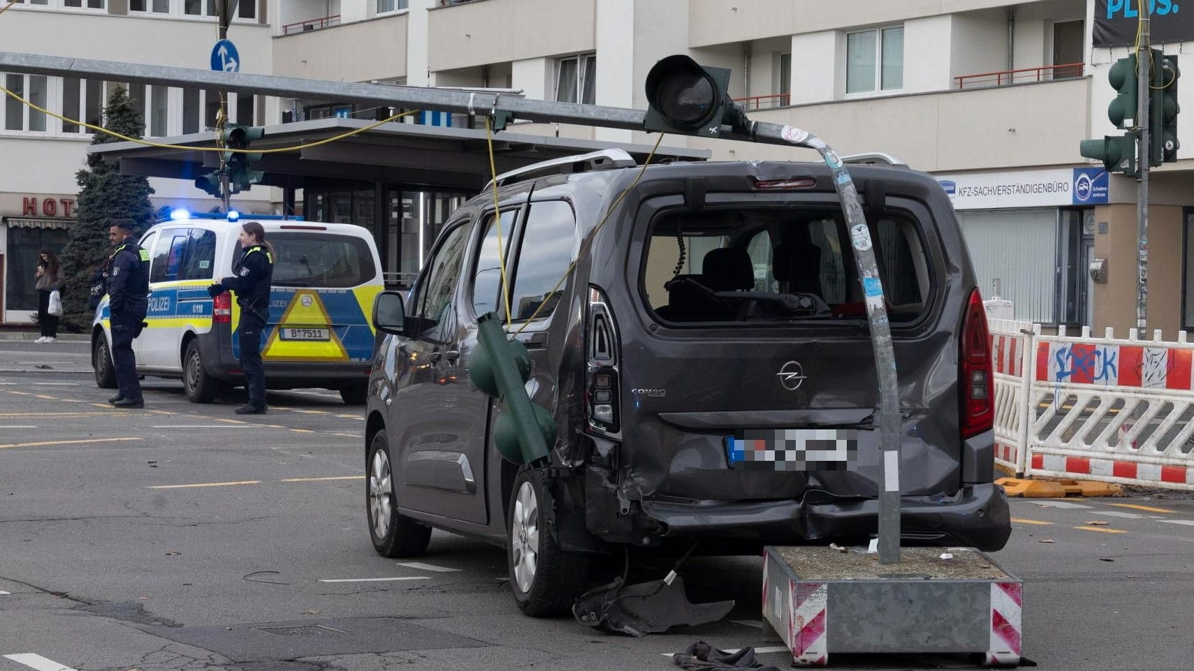 Fahrzeug am Unfallort: Die Frau wurde in eine Spezialklinik gebracht.