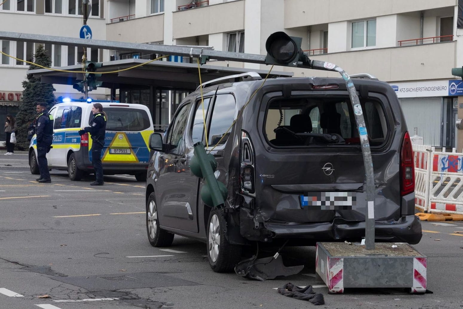 Fahrzeug am Unfallort: Die Frau wurde in eine Spezialklinik gebracht.