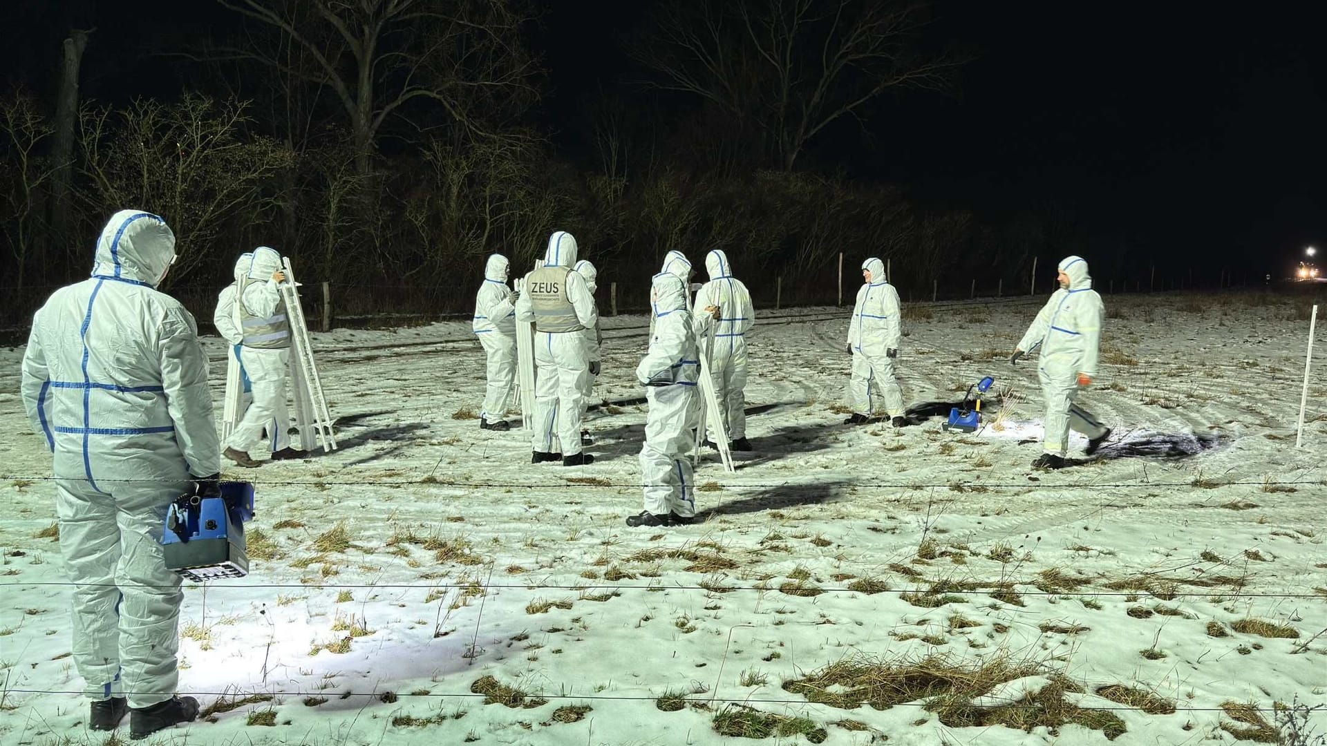 Einsatzkräfte auf einer Koppel in Falkenberg in der Nacht zu Mittwoch.