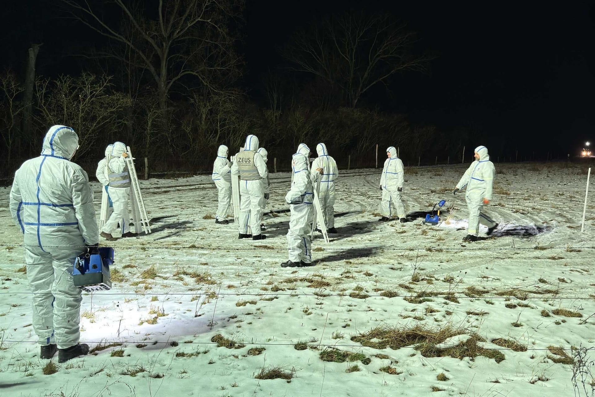 Einsatzkräfte auf einer Koppel in Falkenberg in der Nacht zu Mittwoch.