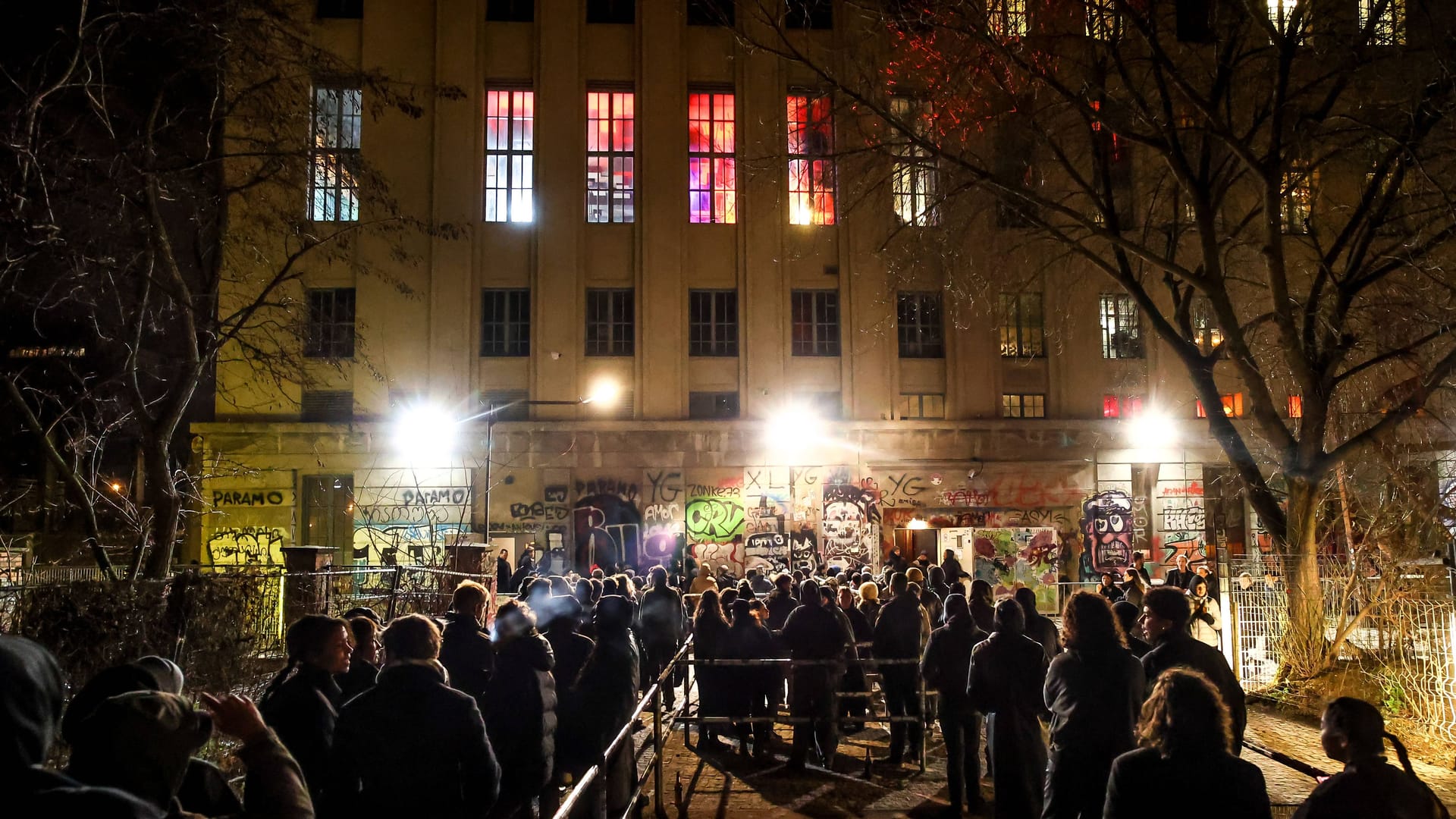 Menschenschlange vor dem Berghain (Archivfoto): Hier stehen Partygänger oft stundenlang an. Menschenschlange vor dem Berghain (Archivfoto): Hier stehen Partygänger oft stundenlang an.
