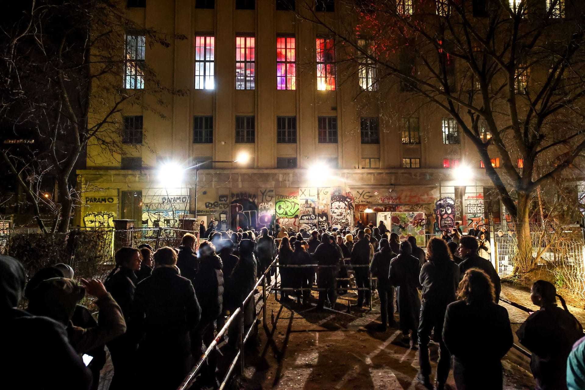 Menschenschlange vor dem Berghain (Archivfoto): Hier stehen Partygänger oft stundenlang an.