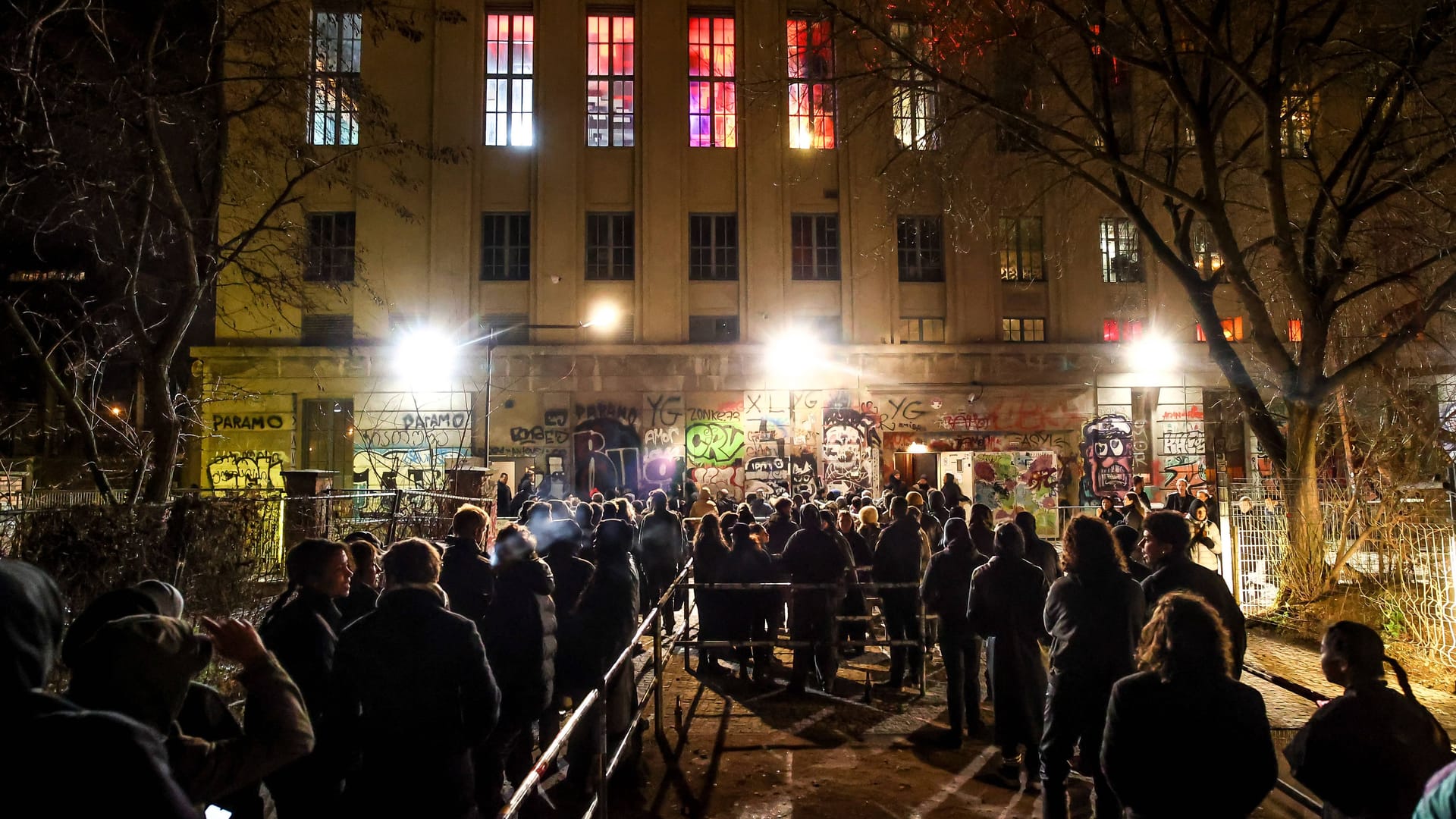 Menschenschlange vor dem Berghain (Archivfoto): Hier stehen Partygänger oft stundenlang an.