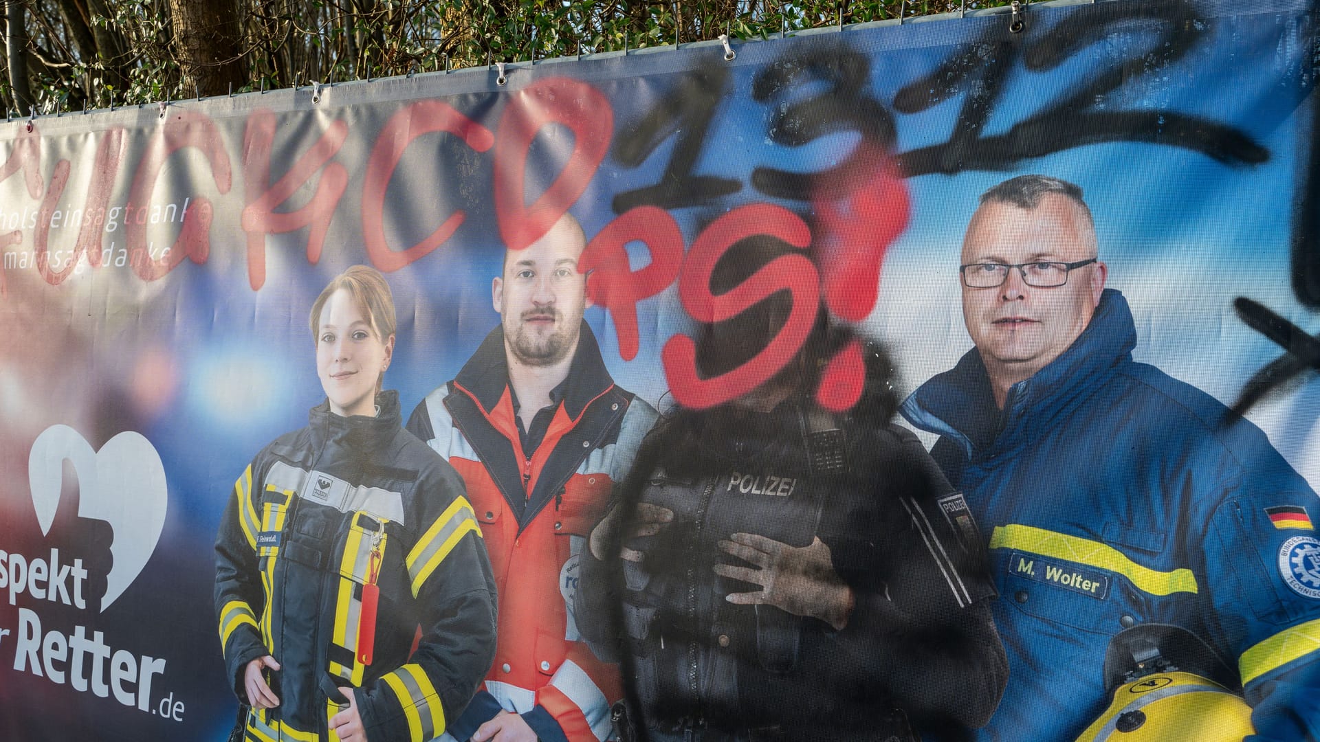 Das Plakat der Kampagne "Respekt für Retter" in Bargteheide: Es wurde erheblich beschädigt.