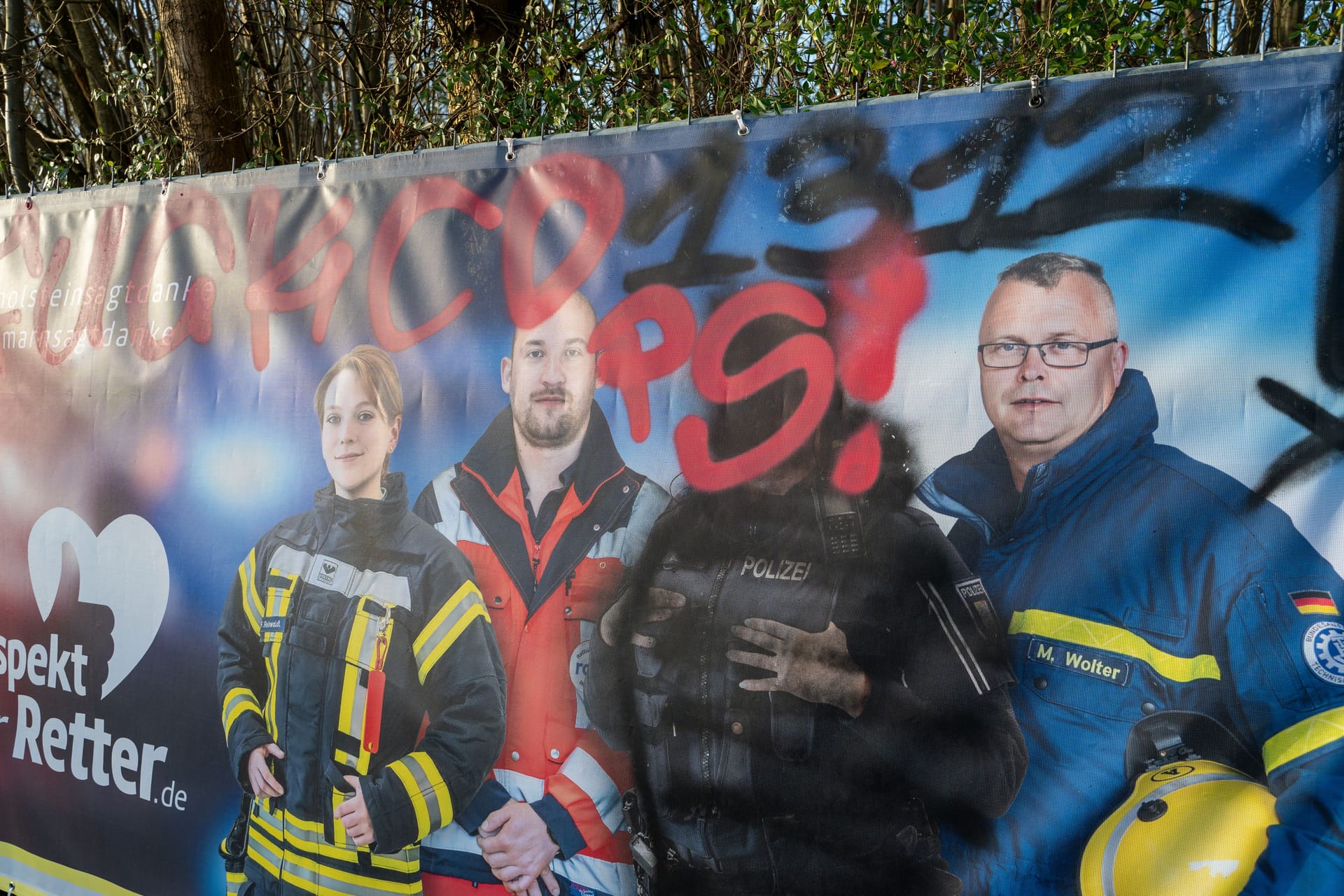 Das Plakat der Kampagne "Respekt für Retter" in Bargteheide: Es wurde erheblich beschädigt.