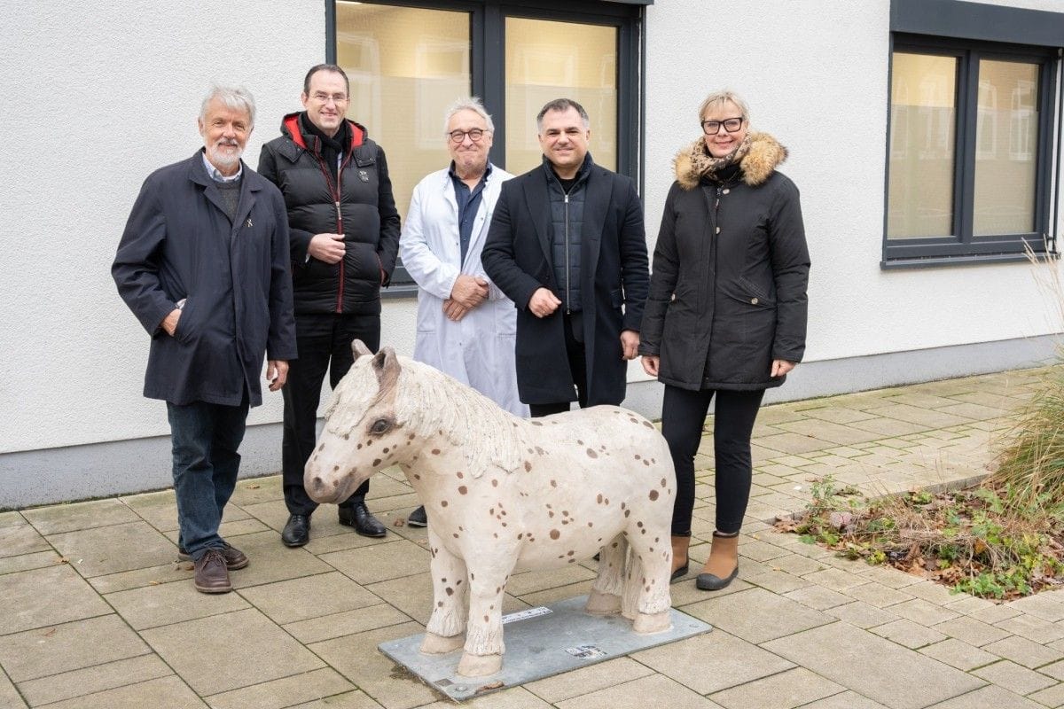 Ein Hingucker für Klein und Groß: Nicht nur die Verantwortlichen des Klinikums freuen sich über die Ponyspende.