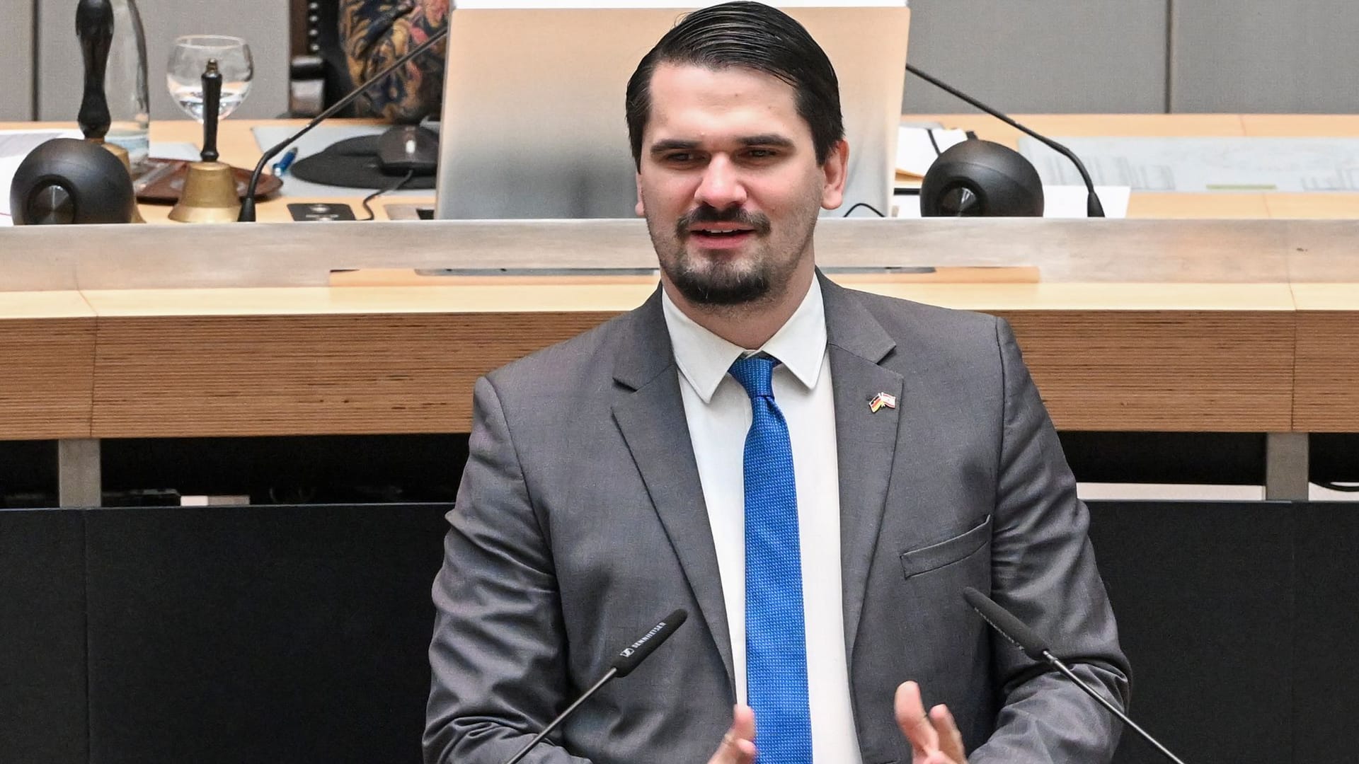 ARCHIV - 14.12.2023, Berlin: Der Abgeordnete Marc Vallendar (AfD) am Redepult im Berliner Landesparlament. (zu dpa: «Holocaust-Gedenktag: AfD-Abgeordneter provoziert Kritik») Foto: Jens Kalaene/dpa