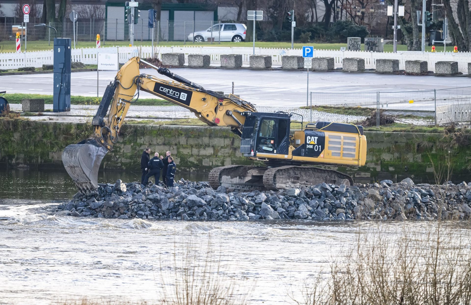 Für den Abriss der Spannbetonbrücke wurde auf der Altstadtseite eine Baustraße in der Elbeaufgeschüttet: Dort wurde die Fliegerbombe gegen 8.30 Uhr am Mittwochvormittag gefunden.