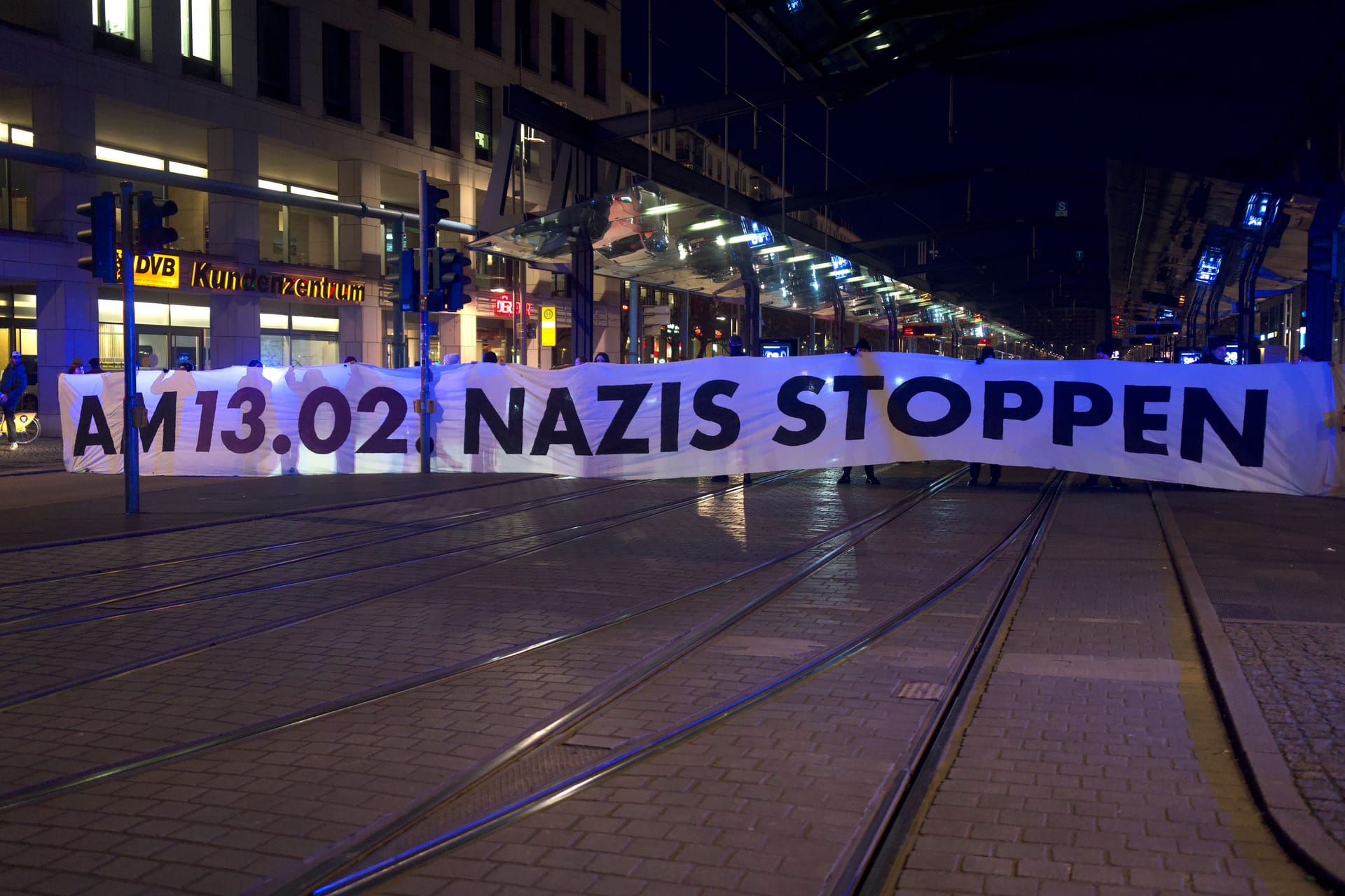 Protest am Montagabend am Postplatz: Mit diesem Banner wurde der Verkehr für zehn Minuten blockiert.