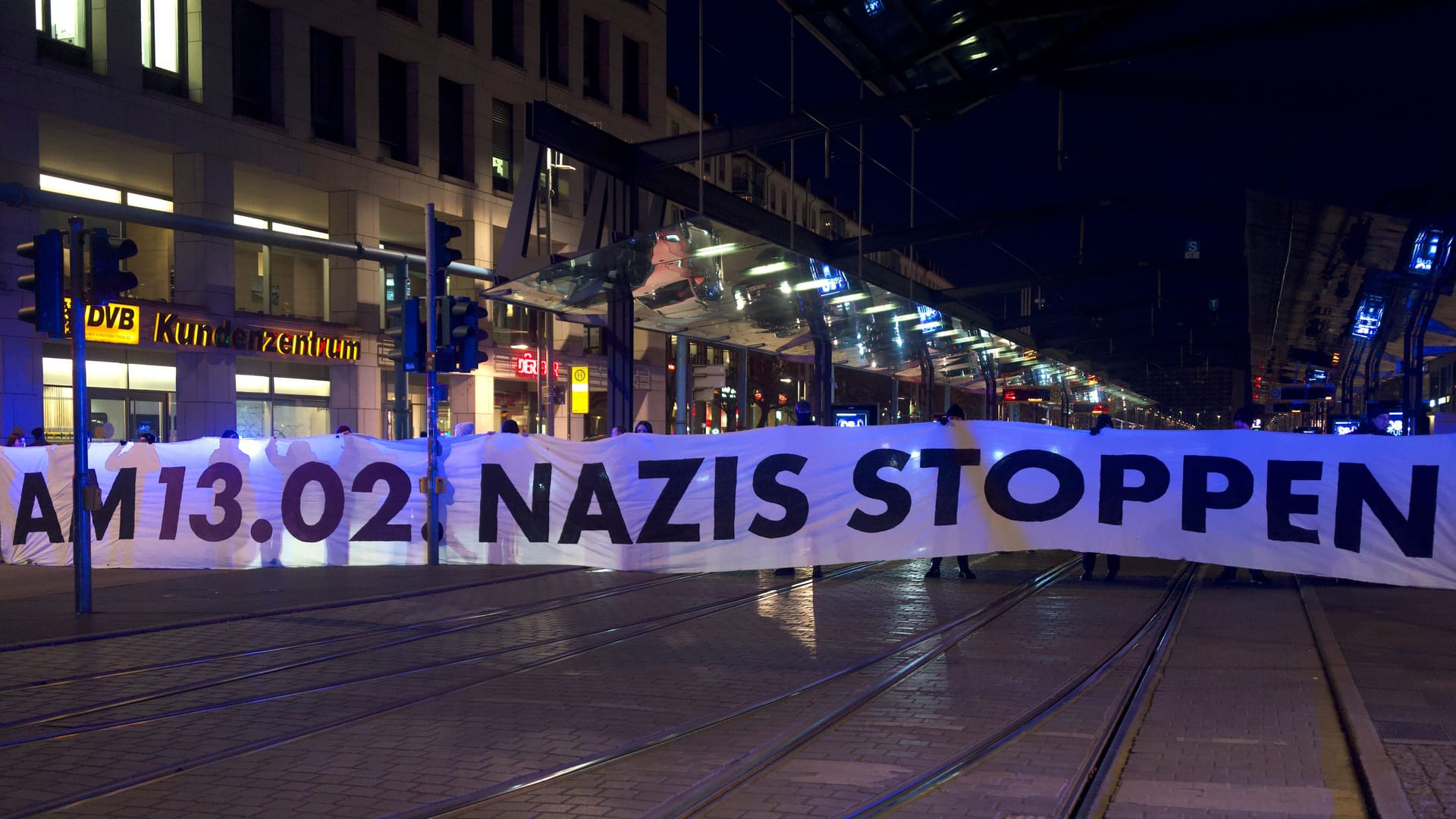 Protest am Montagabend am Postplatz: Mit diesem Banner wurde der Verkehr für zehn Minuten blockiert.