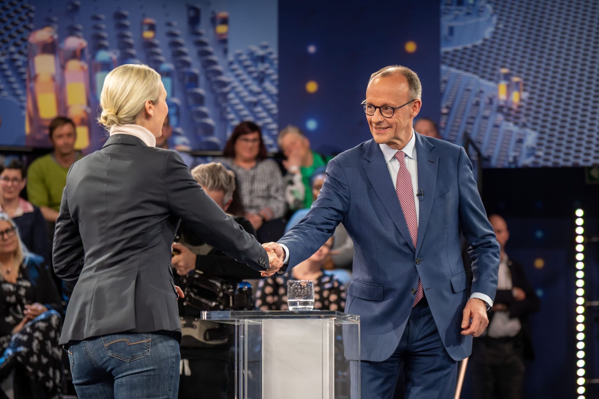 Friedrich Merz, Kanzlerkandidat und Vorsitzender der CDU, begrüßt Alice Weidel, Kanzlerkandidatin der AfD: In der ZDF-Sendung "Klartext" stellen sie sich den Fragen der Bürger.