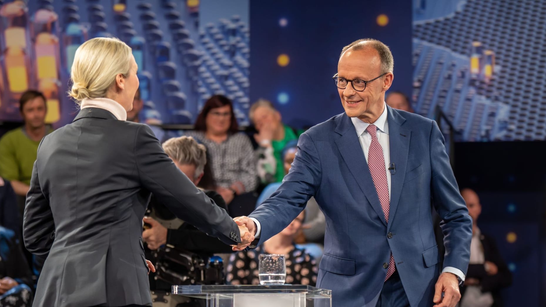 Friedrich Merz, Kanzlerkandidat und Vorsitzender der CDU, begrüßt Alice Weidel, Kanzlerkandidatin der AfD: In der ZDF-Sendung "Klartext" stellen sie sich den Fragen der Bürger.