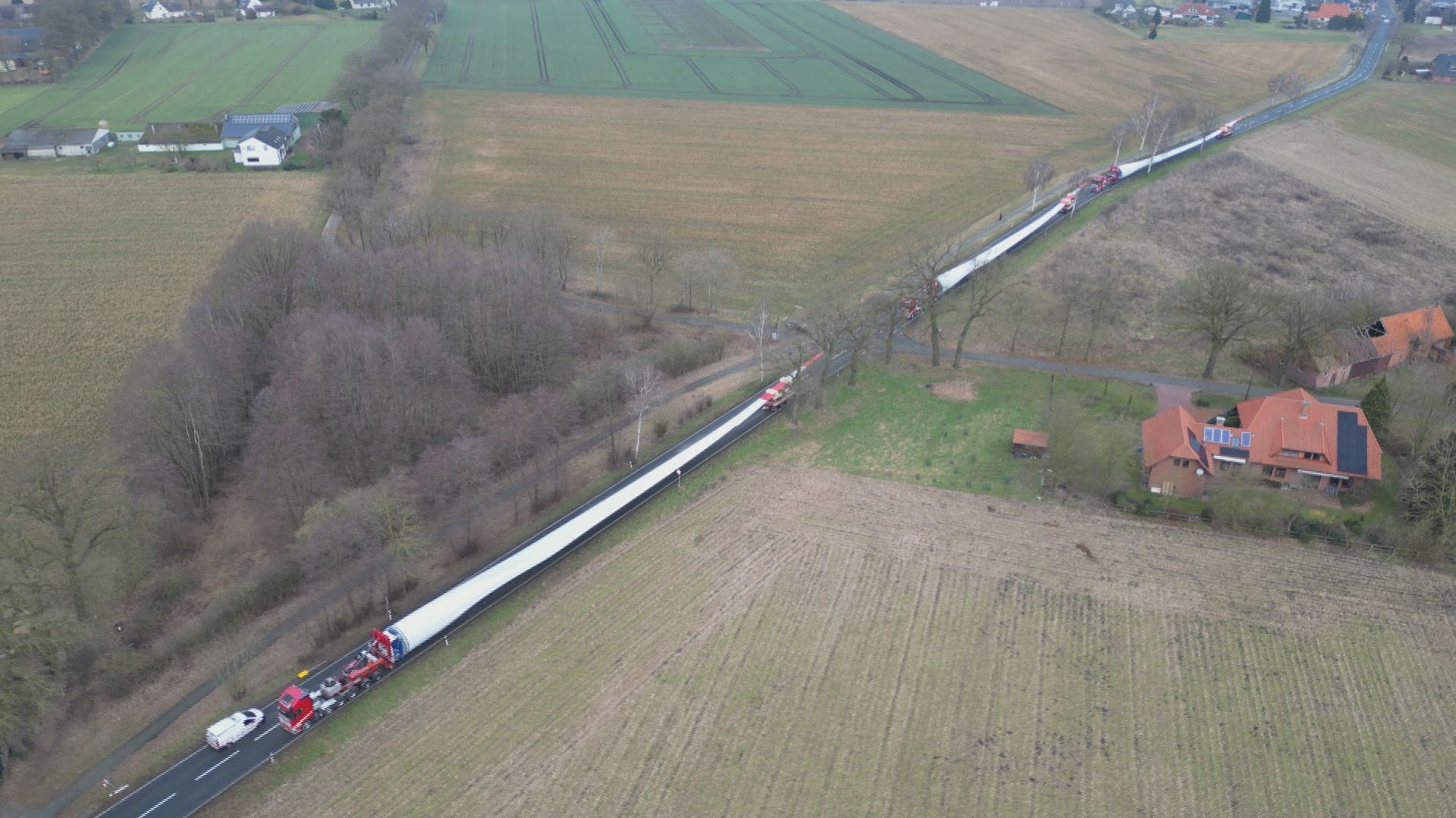 Der Schwertransport ist in einer Kurve steckengeblieben.