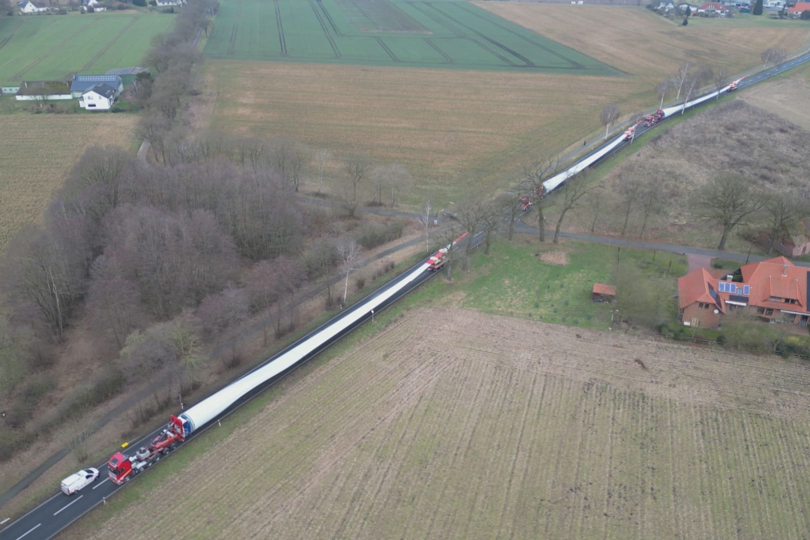 Der Schwertransport ist in einer Kurve steckengeblieben.