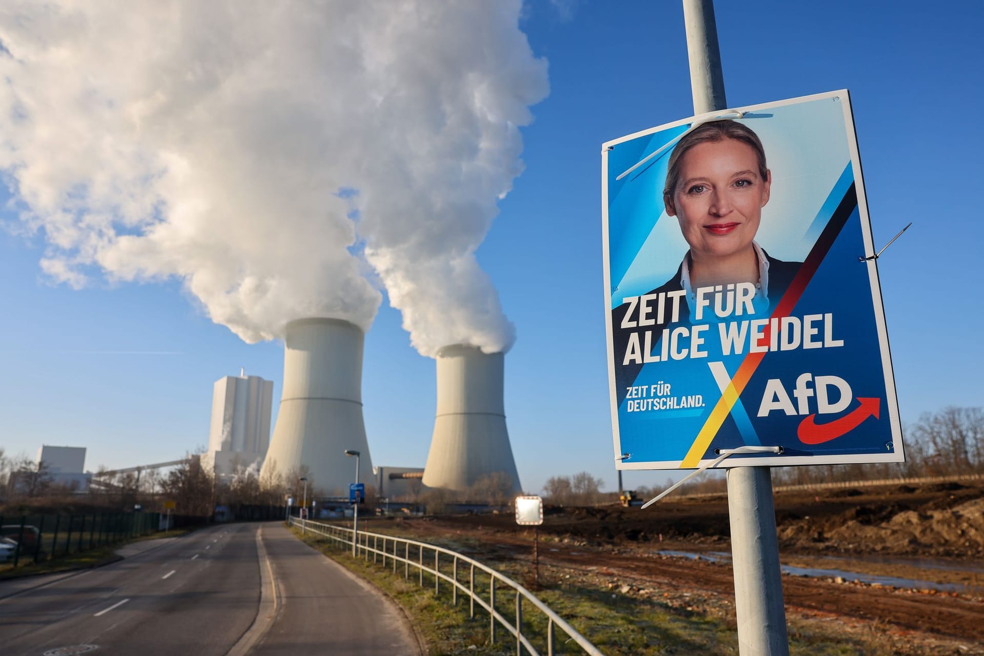 Wahlkampf AfD - Wahlkplakat vor Braunkohlekraftwerk