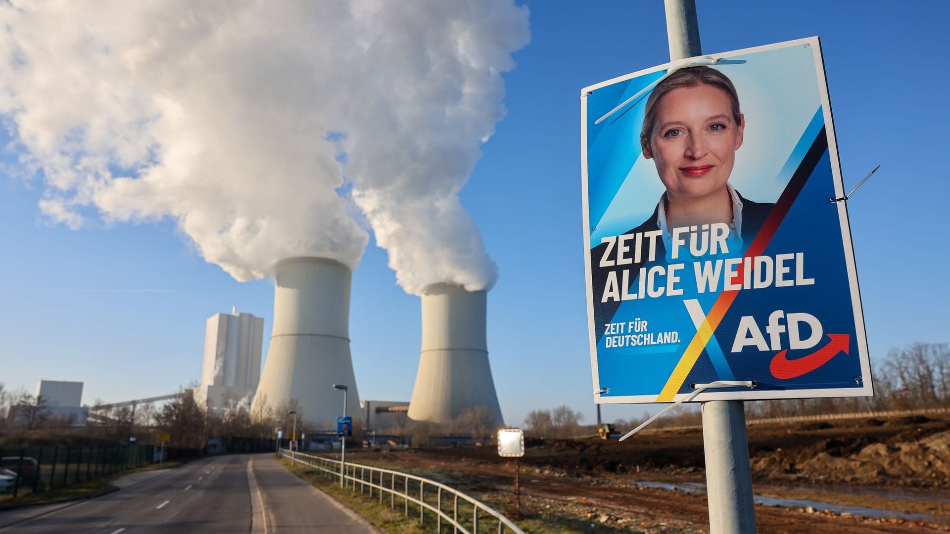 Wahlkampf AfD - Wahlkplakat vor Braunkohlekraftwerk