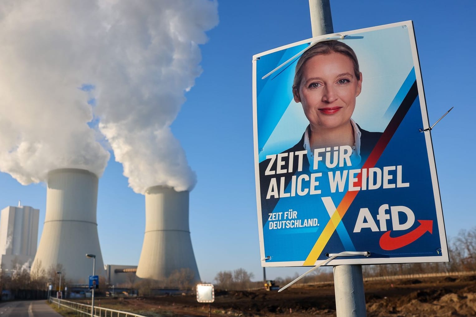 Wahlkampf AfD - Wahlkplakat vor Braunkohlekraftwerk