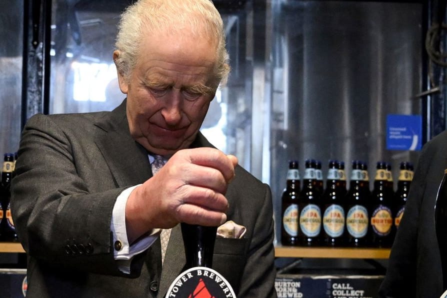 König Charles III.: Der britische Monarch legte in der Brauerei selbst Hand an.