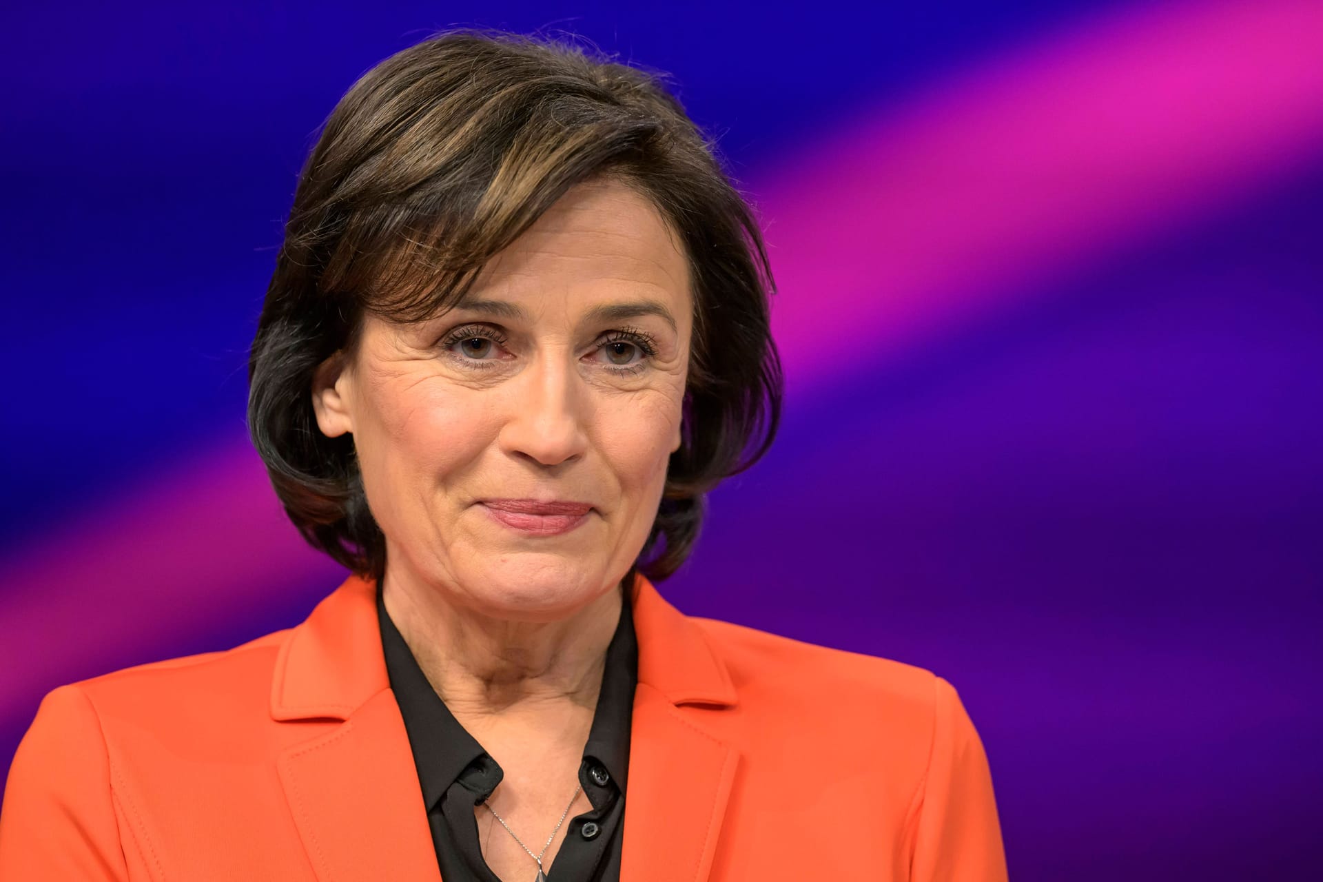 Sandra Maischberger: Sie hat ihre eigene Polittalkshow und moderiert das TV-Duell zwischen Olaf Scholz und Friedrich Merz.