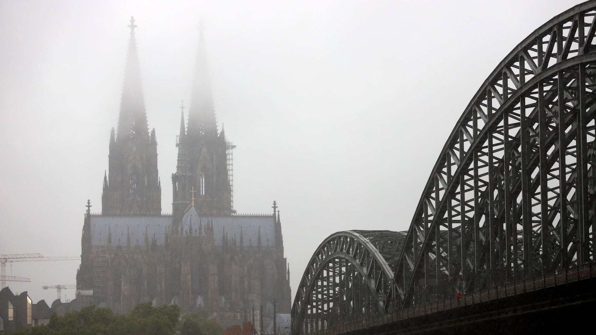 Der Kölner Dom und die Hohenzollernbrücke im Nebel: Unter dem weltberühmten Wahrzeichen liegen römische Tunnel, die noch heute als Luftschutzbunker dienen können.