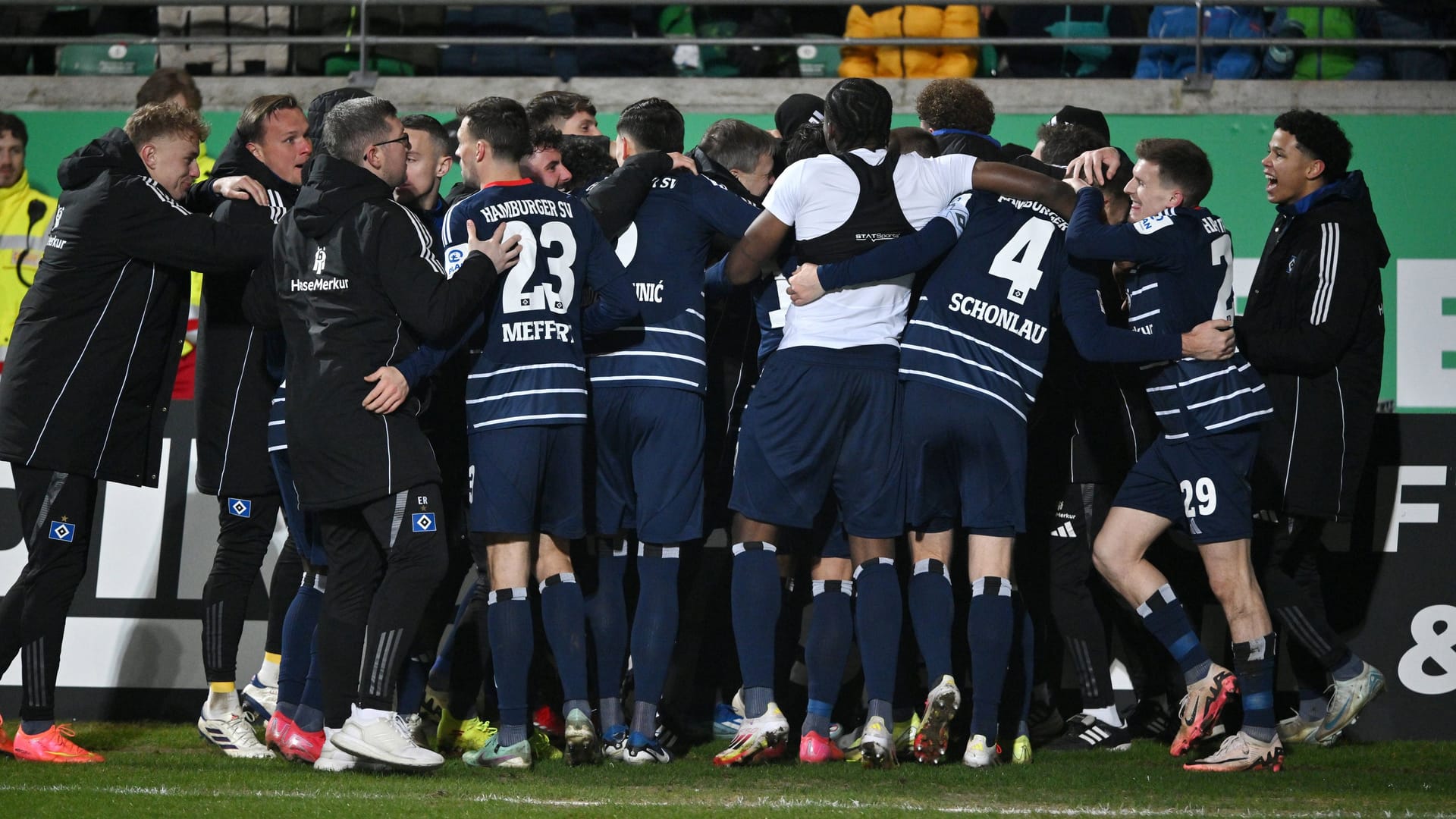 Das Team feiert gemeinsam: Mitspieler und Trainer begraben Davie Selke nach dessen 2:1-Siegtreffer im großen Kreis unter sich.