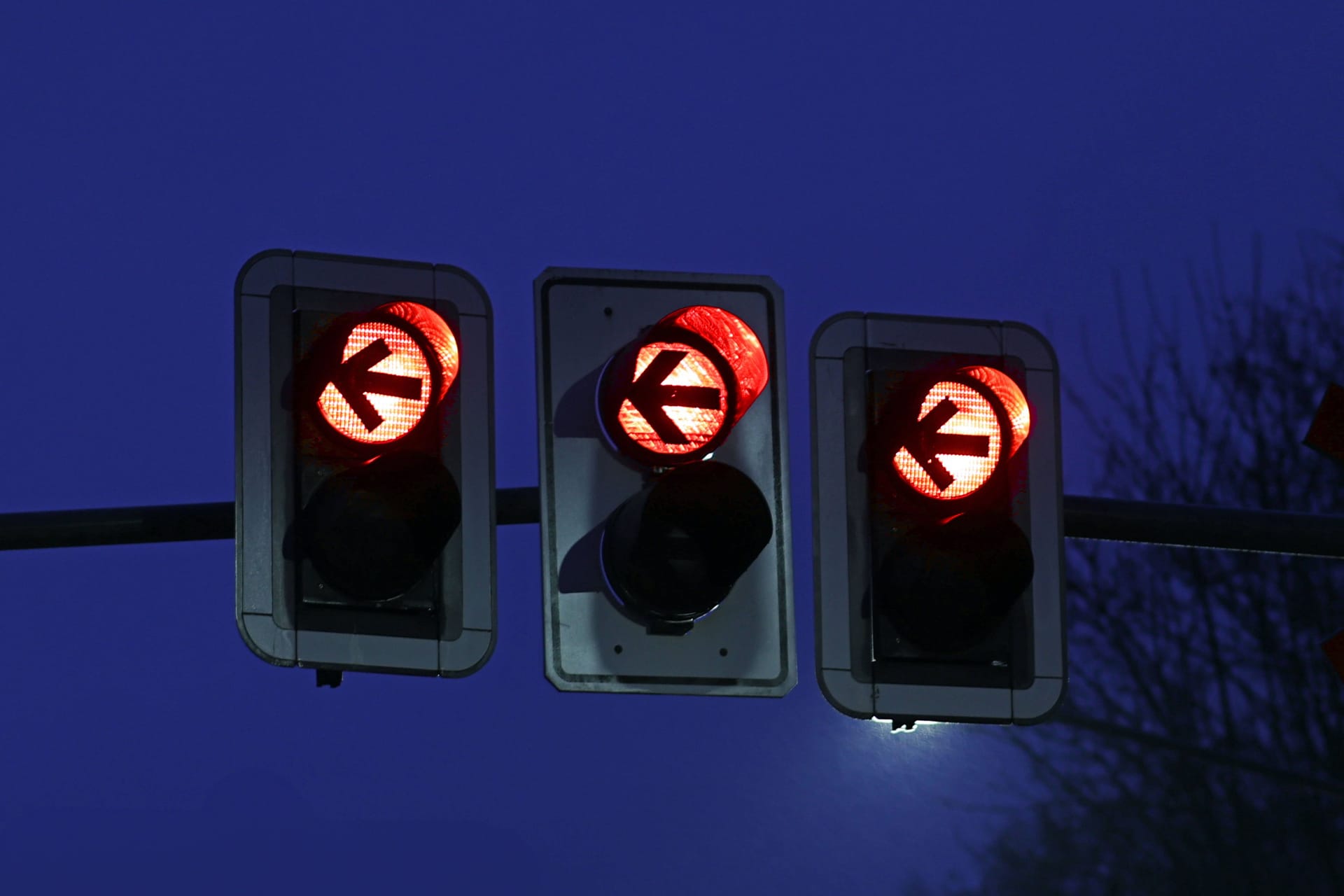 Rote Ampeln (Symbolbild): Es werden zwei konkrete Personen gesucht.