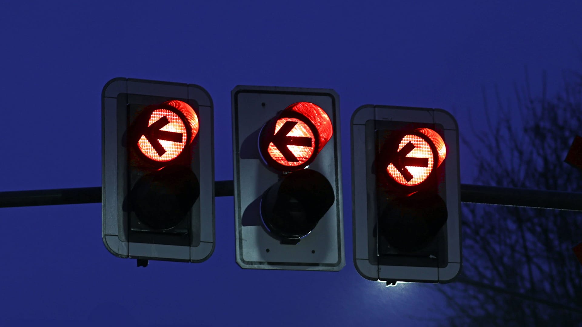 Rote Ampeln (Symbolbild): Es werden zwei konkrete Personen gesucht.