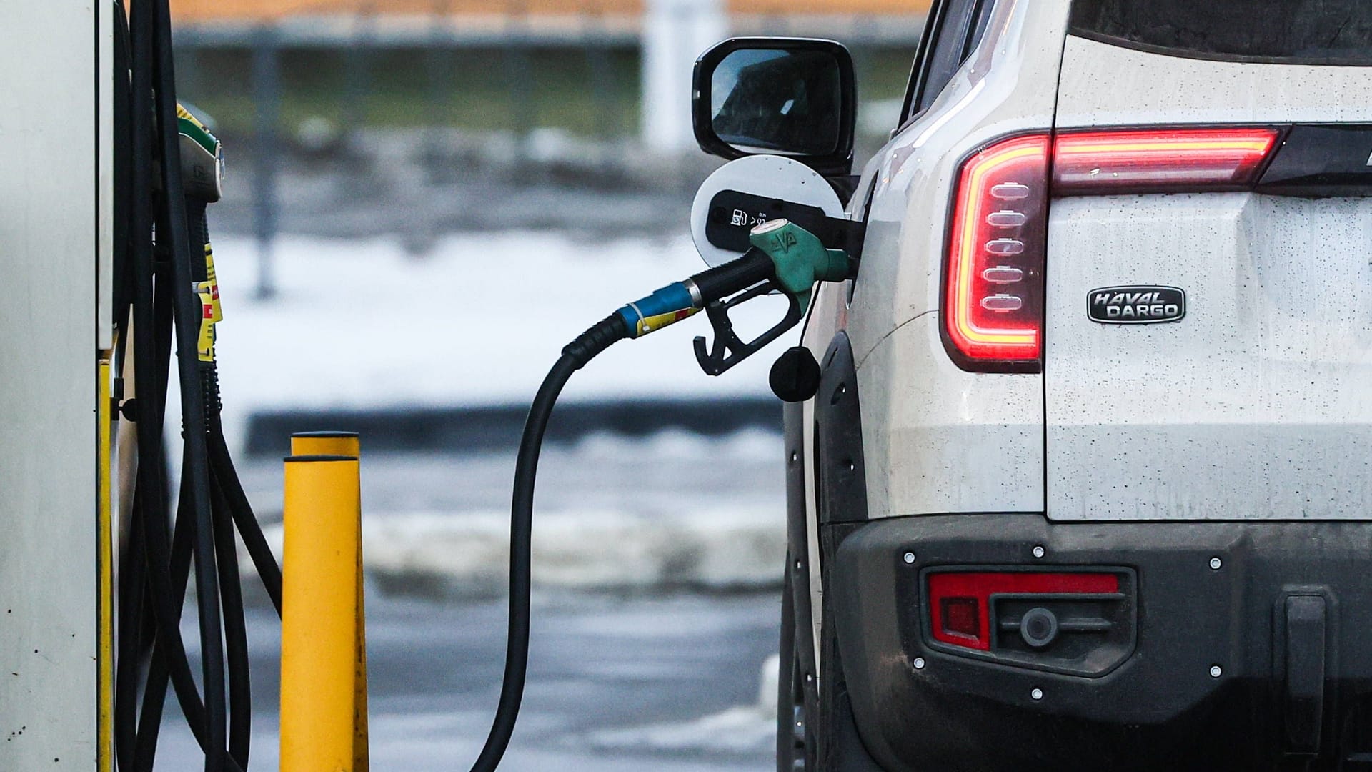 Winterdiesel an der Tankstelle: Spezialkraftstoff für frostige Tage schützt vor Verstopfungen bei Minusgraden – aber nur begrenzt.