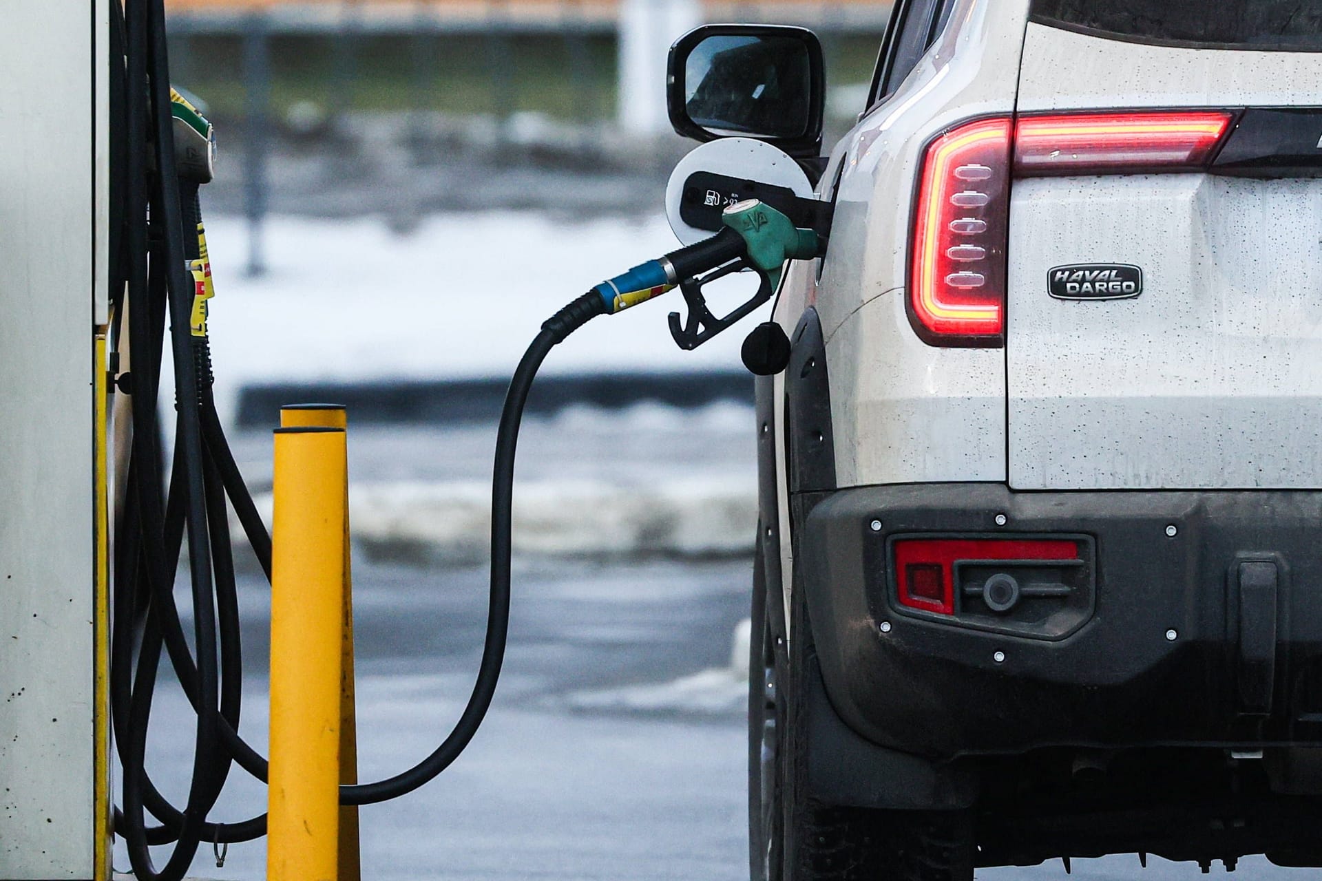 Winterdiesel an der Tankstelle: Spezialkraftstoff für frostige Tage schützt vor Verstopfungen bei Minusgraden – aber nur begrenzt.