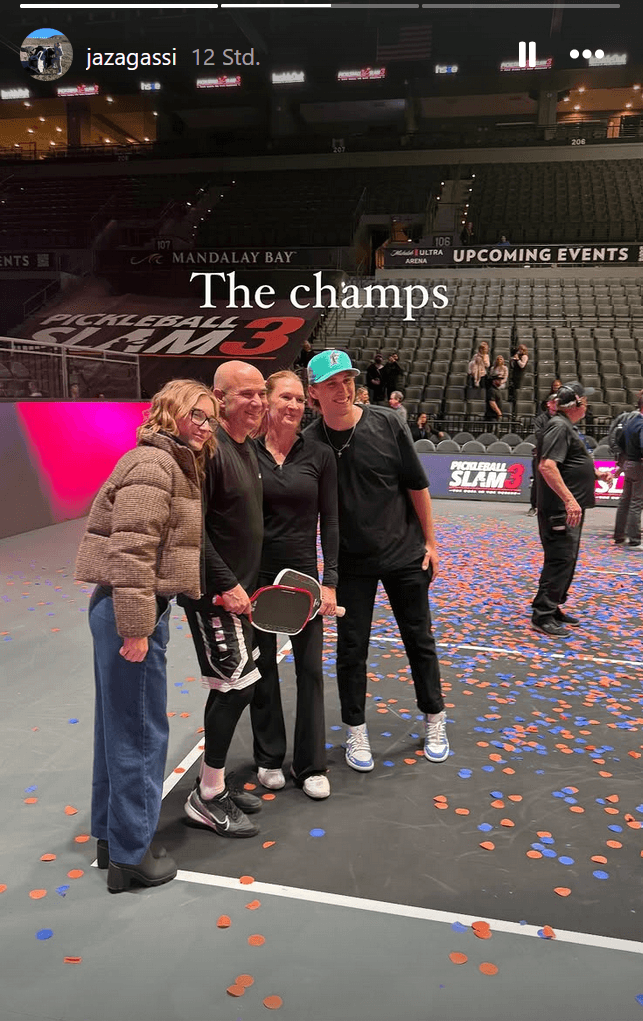 "Die Champions": Stolz teilte Jaz Agassi das Siegerbild mit ihren Eltern.